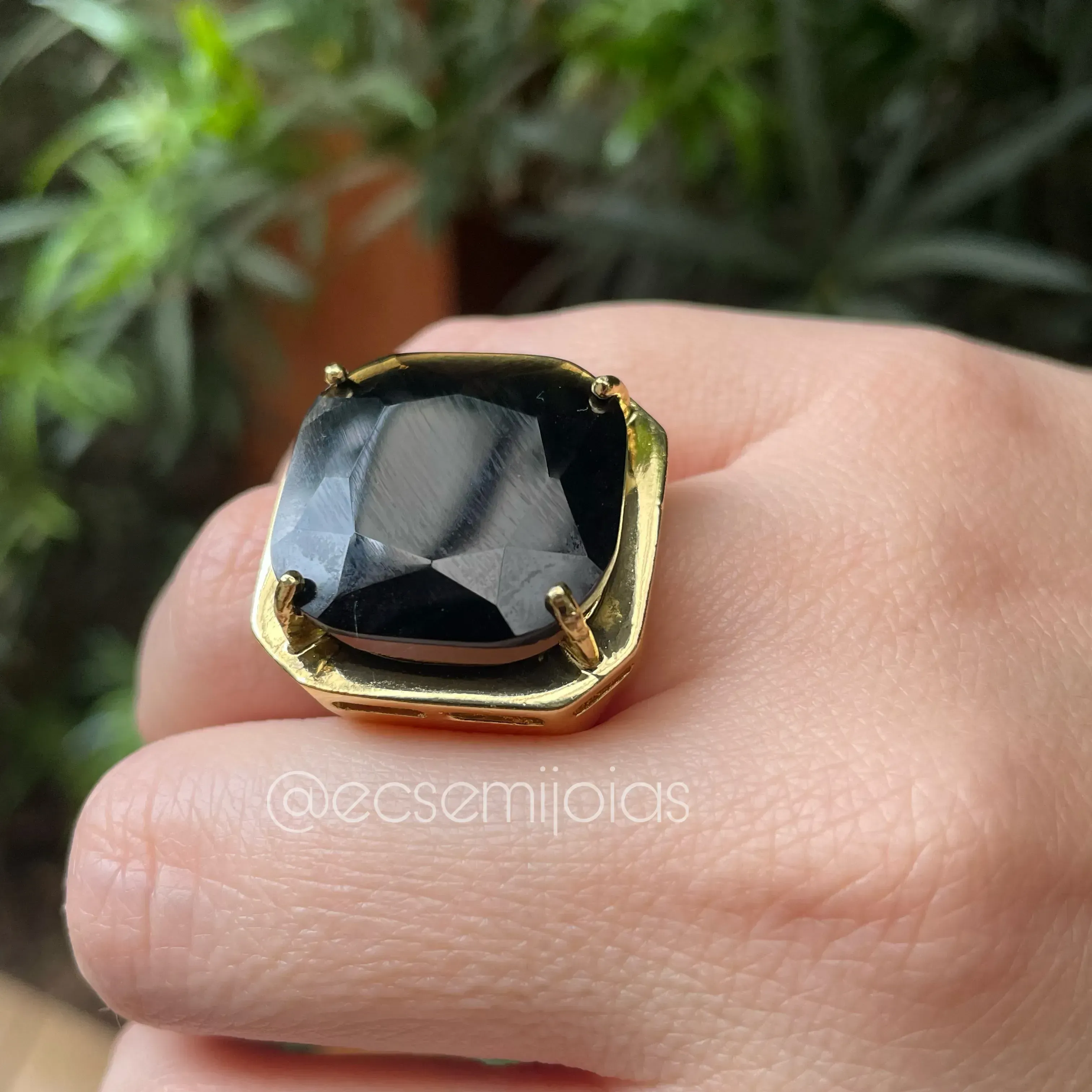 Anel com pedra quadrada - diâmetro pedra 22mm cada lado - banhado a ouro 18k