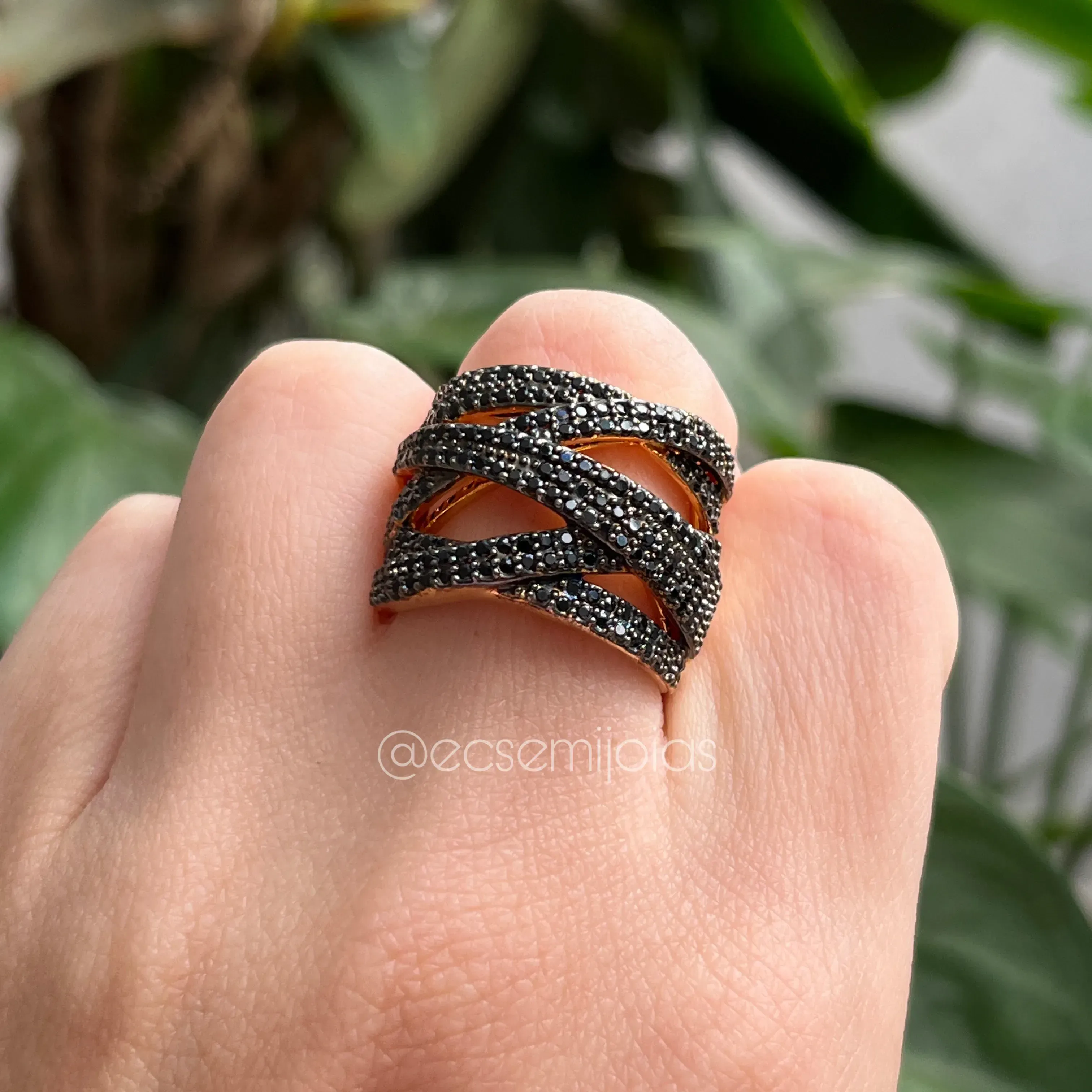 Anel entrelaçado vazado todo cravejado - banhado a ouro 18k