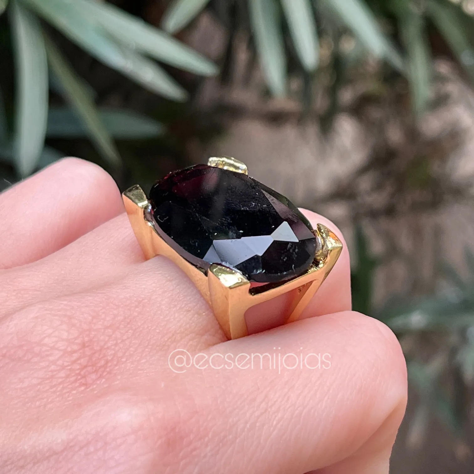 Anel pedra oval roxa  - banhado a ouro 18k