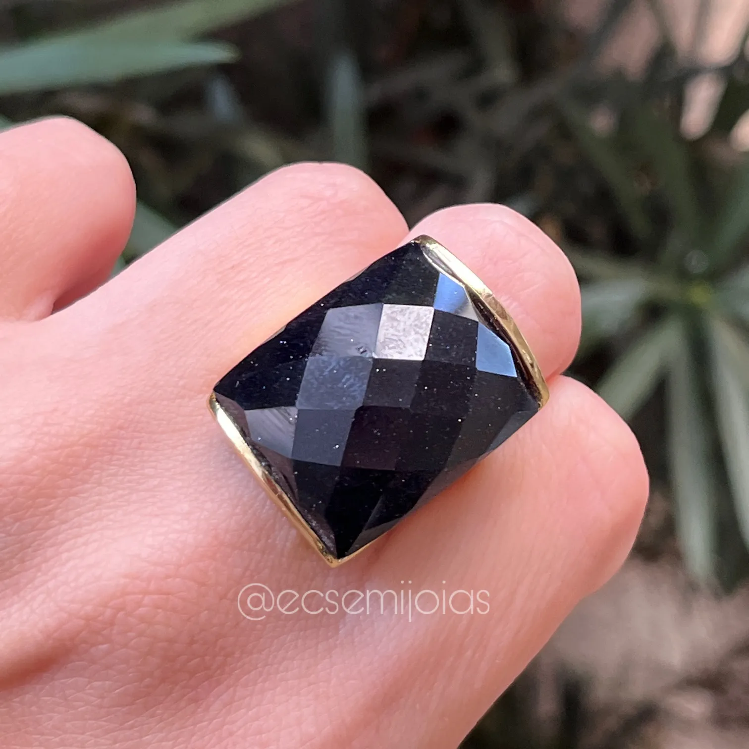 Anel pedra retangular ônix  - banhado a ouro 18k