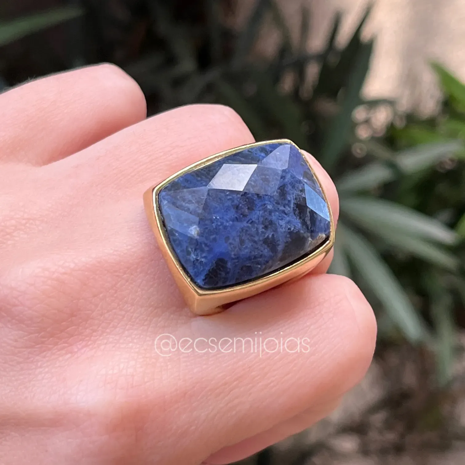 Anel pedra retangular quartzo azul  - banhado a ouro 18k