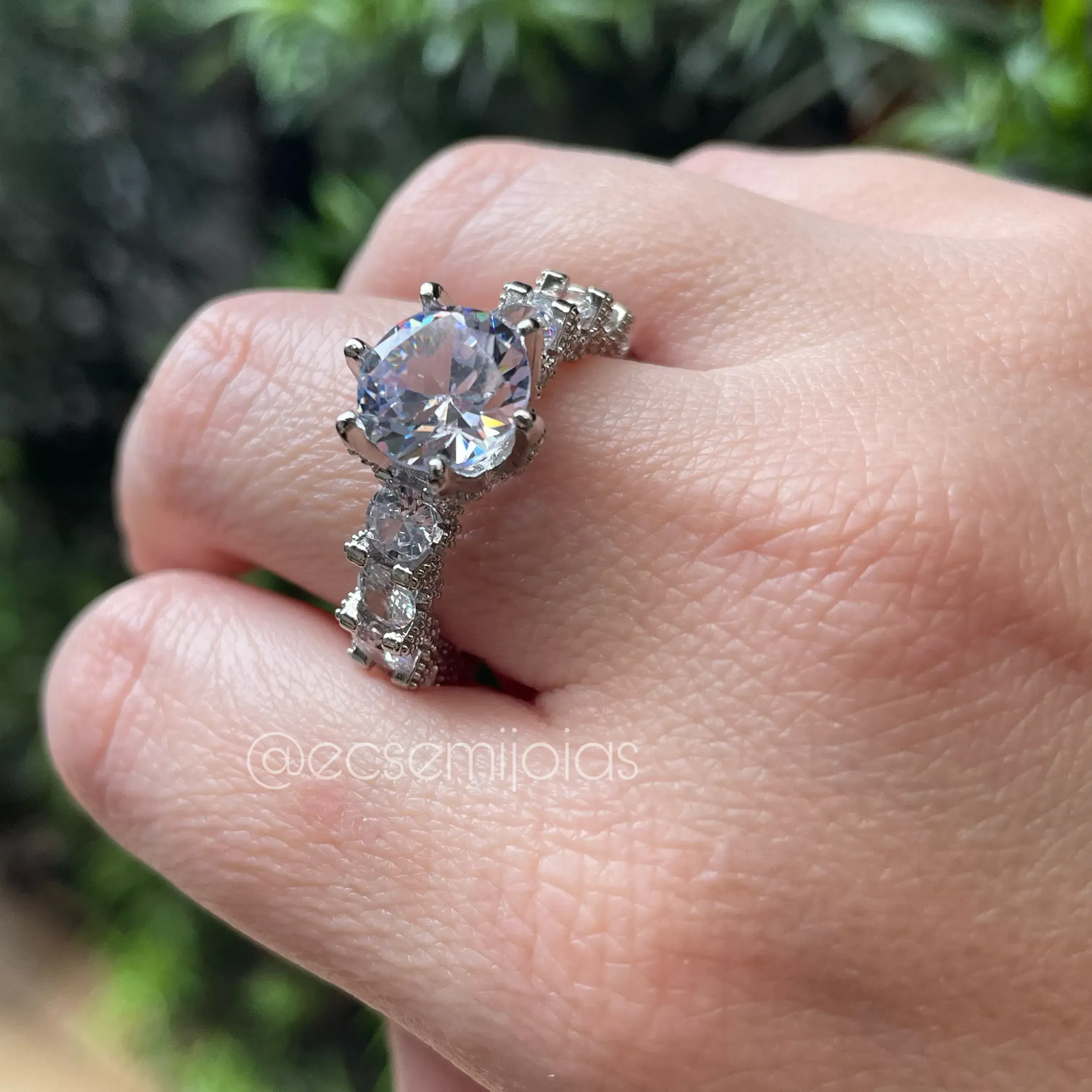 Anel solitário 10mm com 100% de zircônias maiores e garras cravejadas - banhado a prata 925