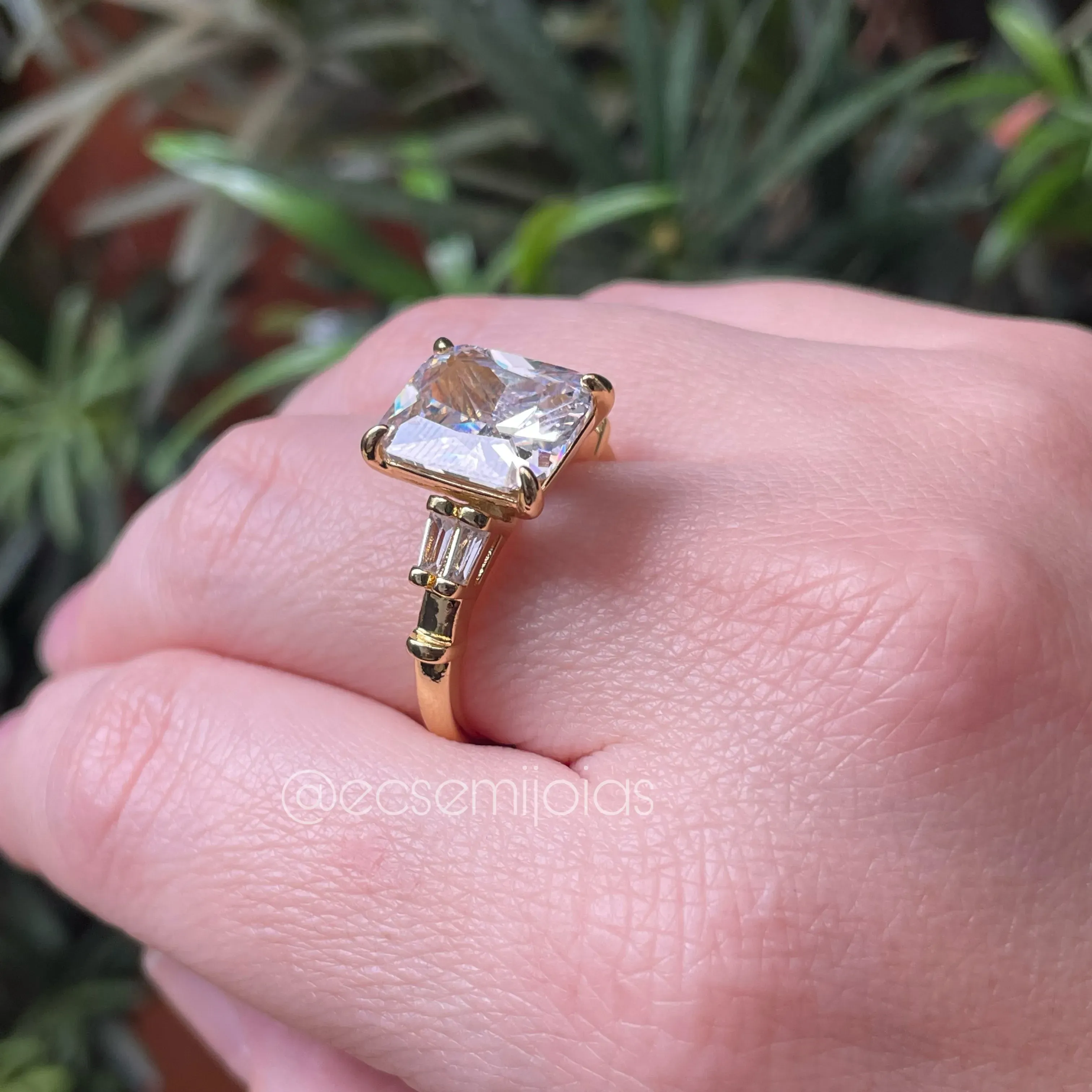 Anel solitário com zircônia retangular grande e baguetes nos lados - pedra 10x12mm - banhado a ouro 18k
