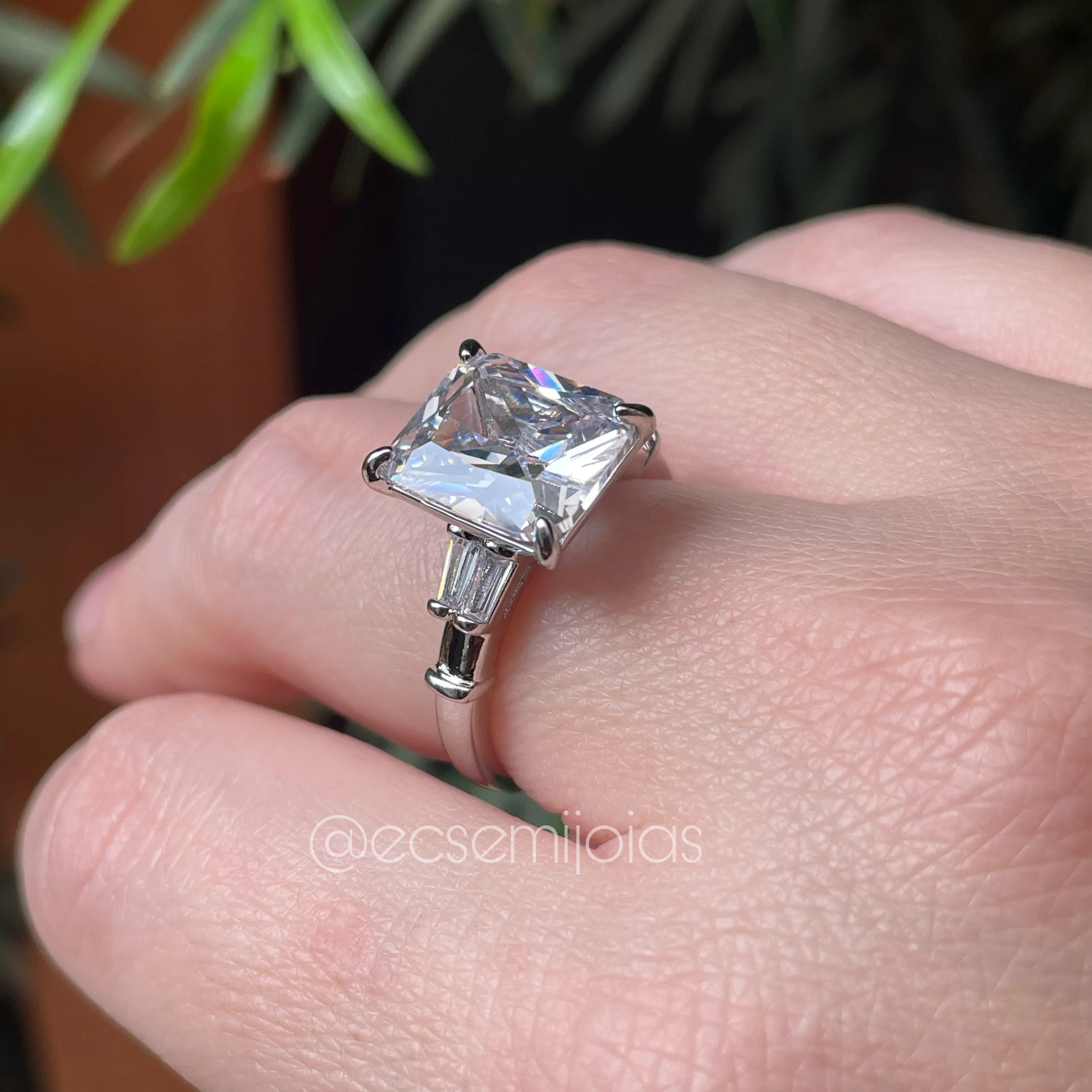 Anel solitário com zircônia retangular grande e baguetes nos lados - pedra 10x12mm - banhado a ródio branco