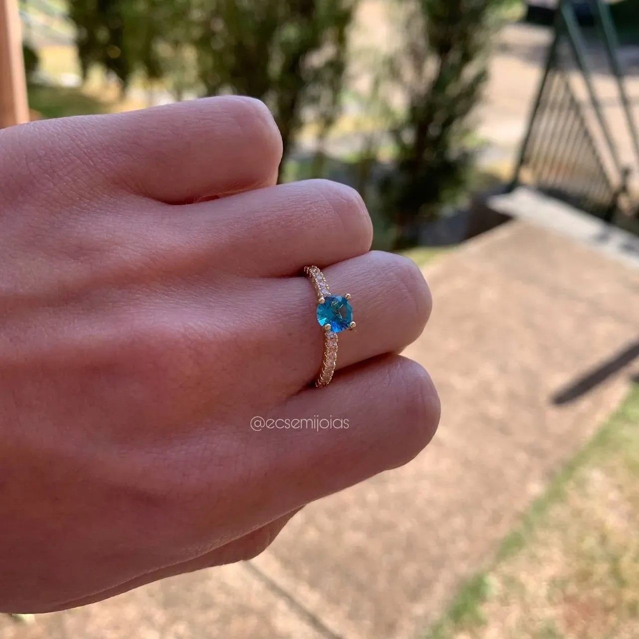 Anel solitário cravejado com pedra de 6 mm - banhado a ouro18k