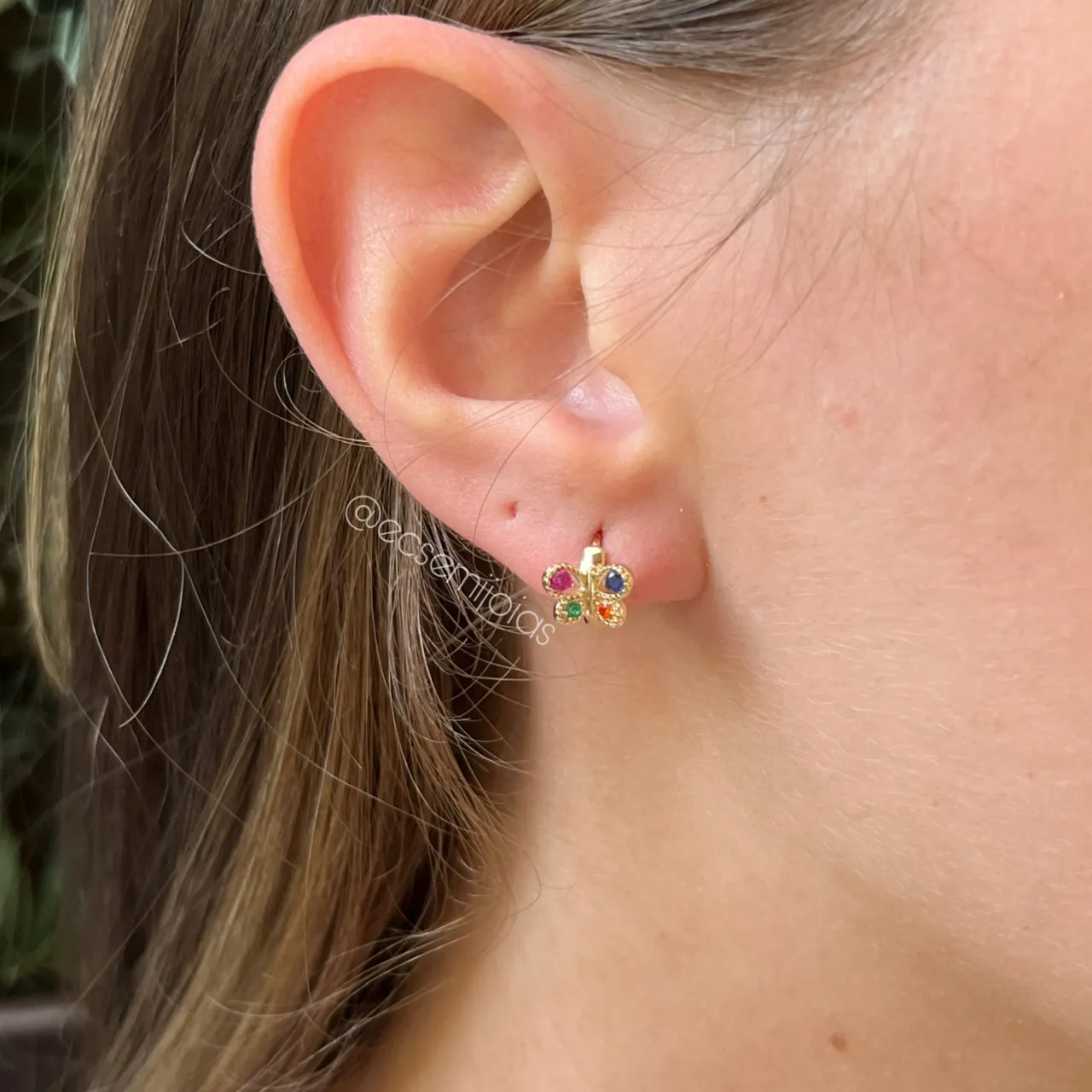 Argola tranqueta de borboleta cravejada - banhado a ouro 18k
