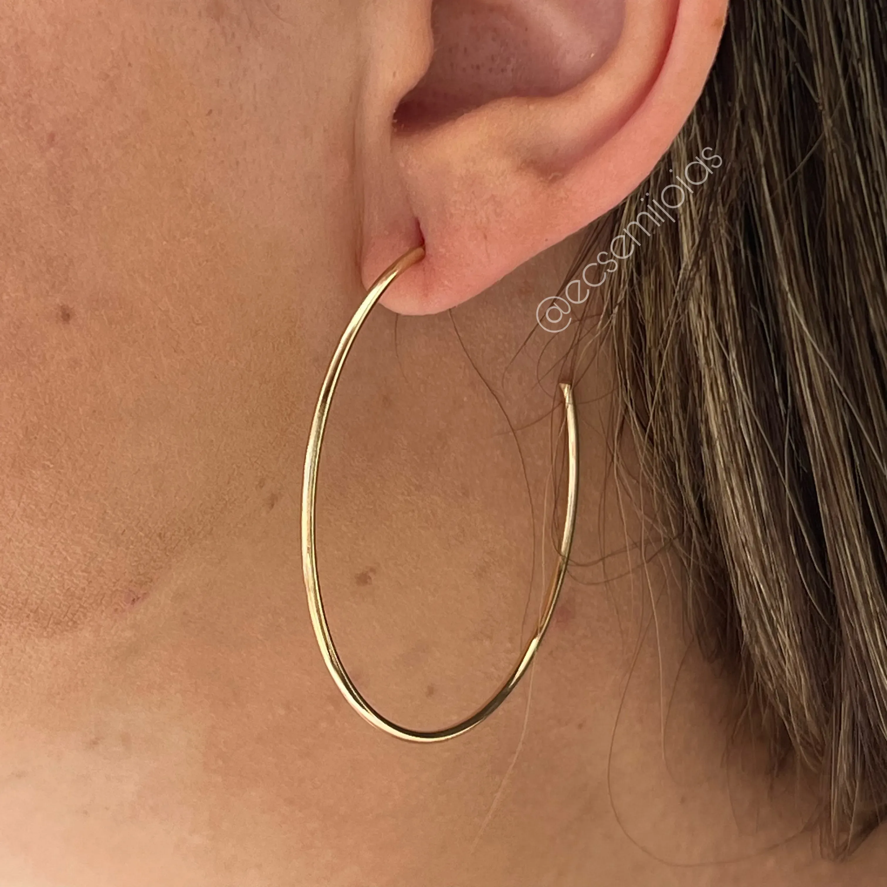 Argola tubolar 5,5cm diâmetro - banhado a ouro 18k