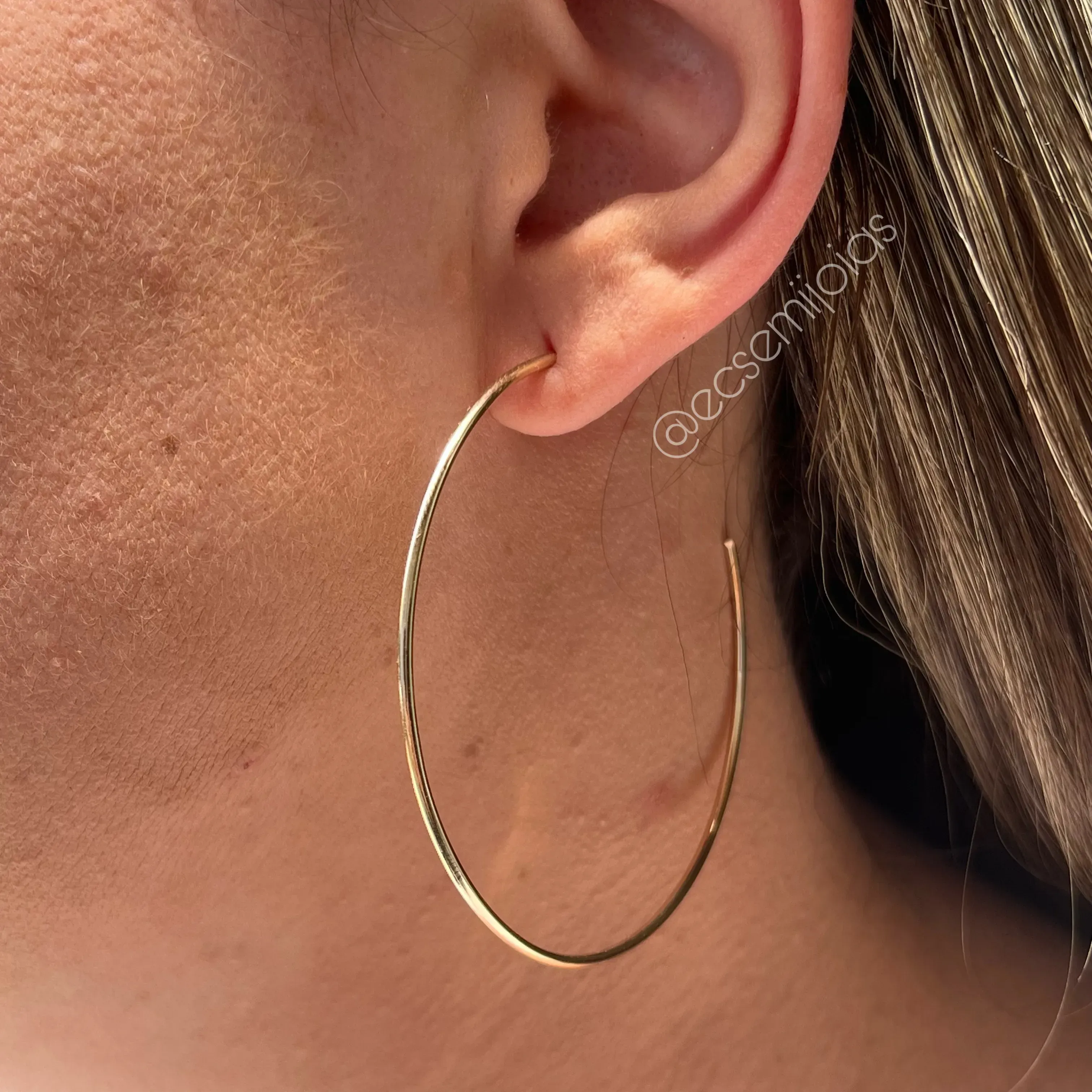 Argola tubolar 6,5cm diâmetro - banhado a ouro 18k