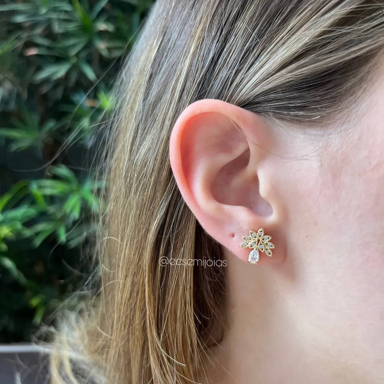 Brinco de folhas cravejadas - banhado a ouro 18 k