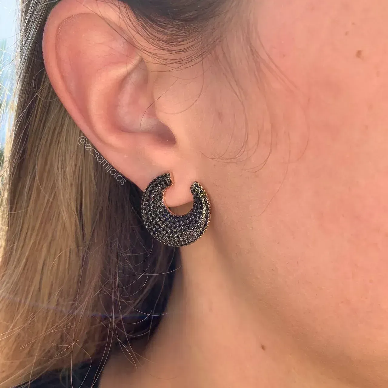 Brinco meia lua cravejada - banhado a ouro 18k