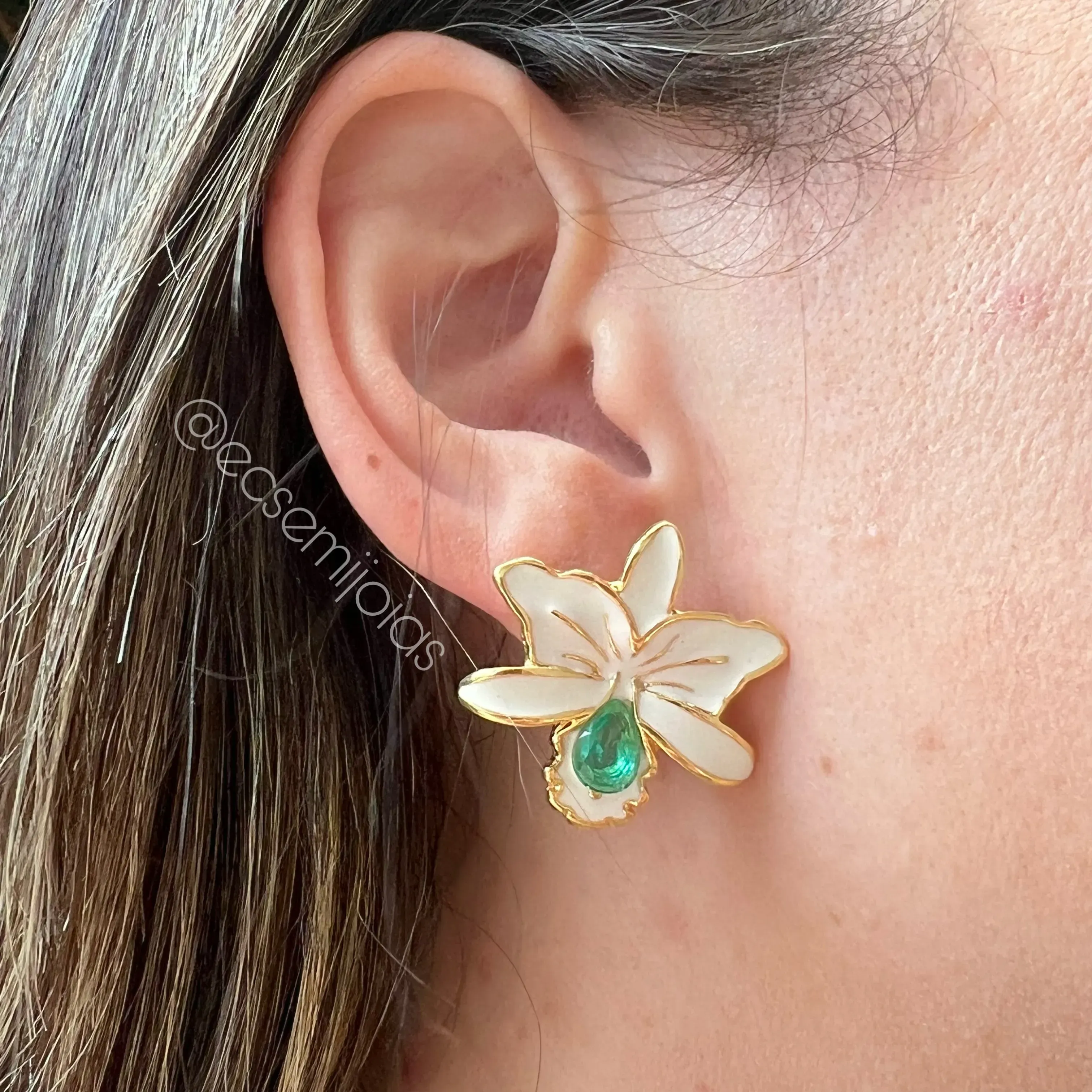 Brinco mini orquídea  - banhado a ouro 18k