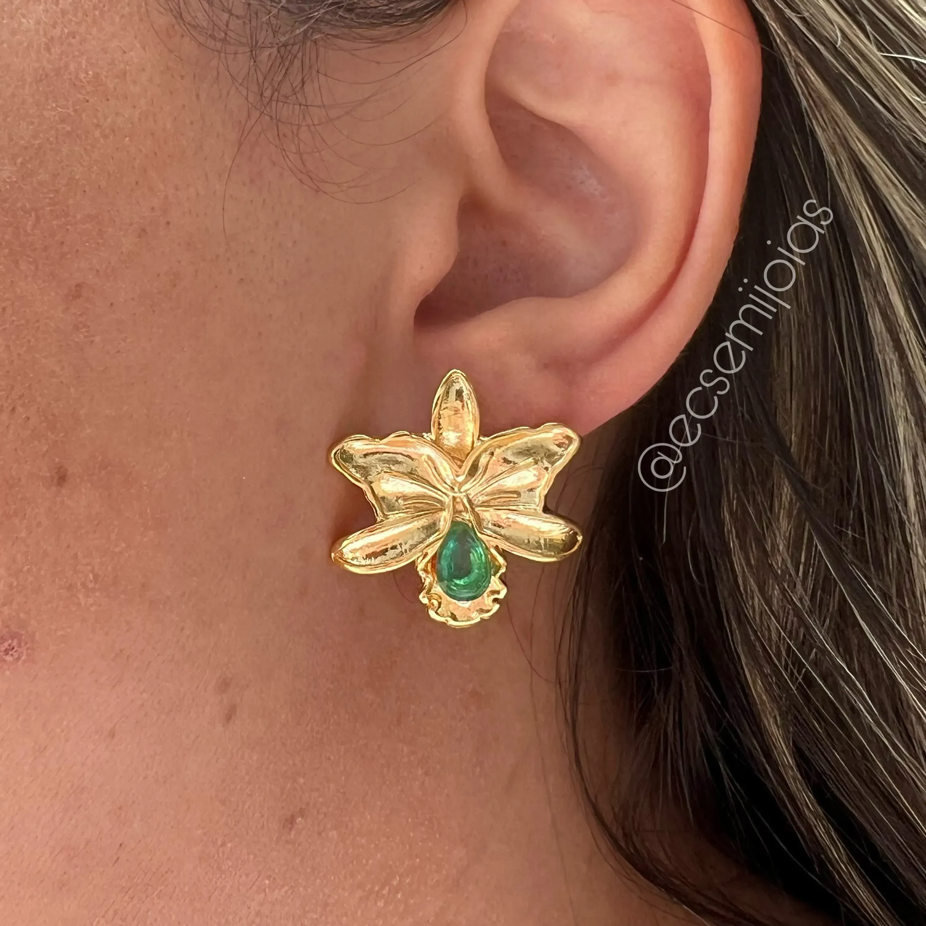 Brinco mini orquídea  - banhado a ouro 18k
