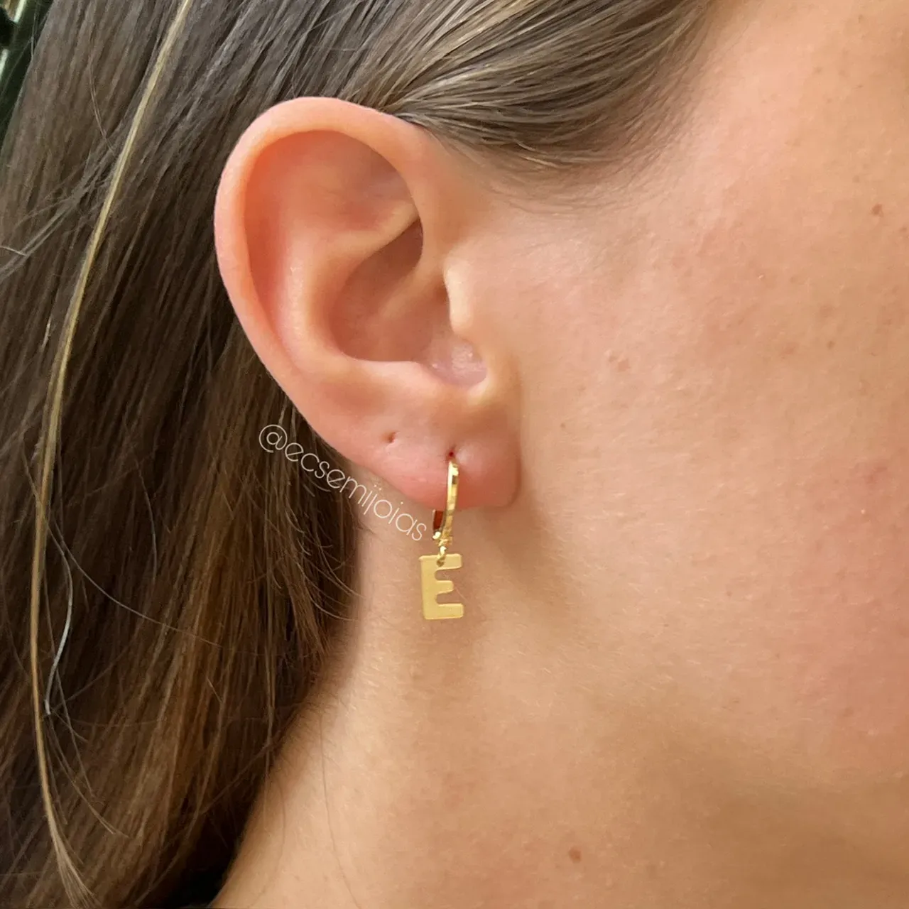 Brinco tranqueta com letra - banhado a ouro 18k