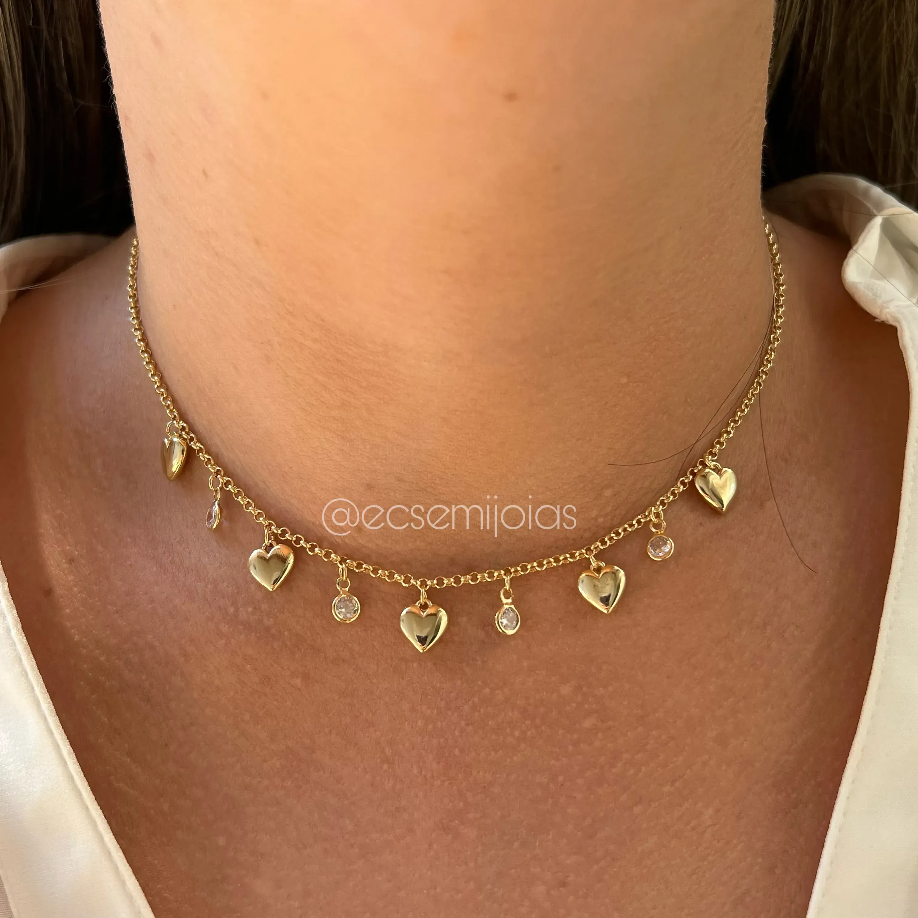 Choker com corações lisos e zircônias penduradas - banhado a ouro 18k