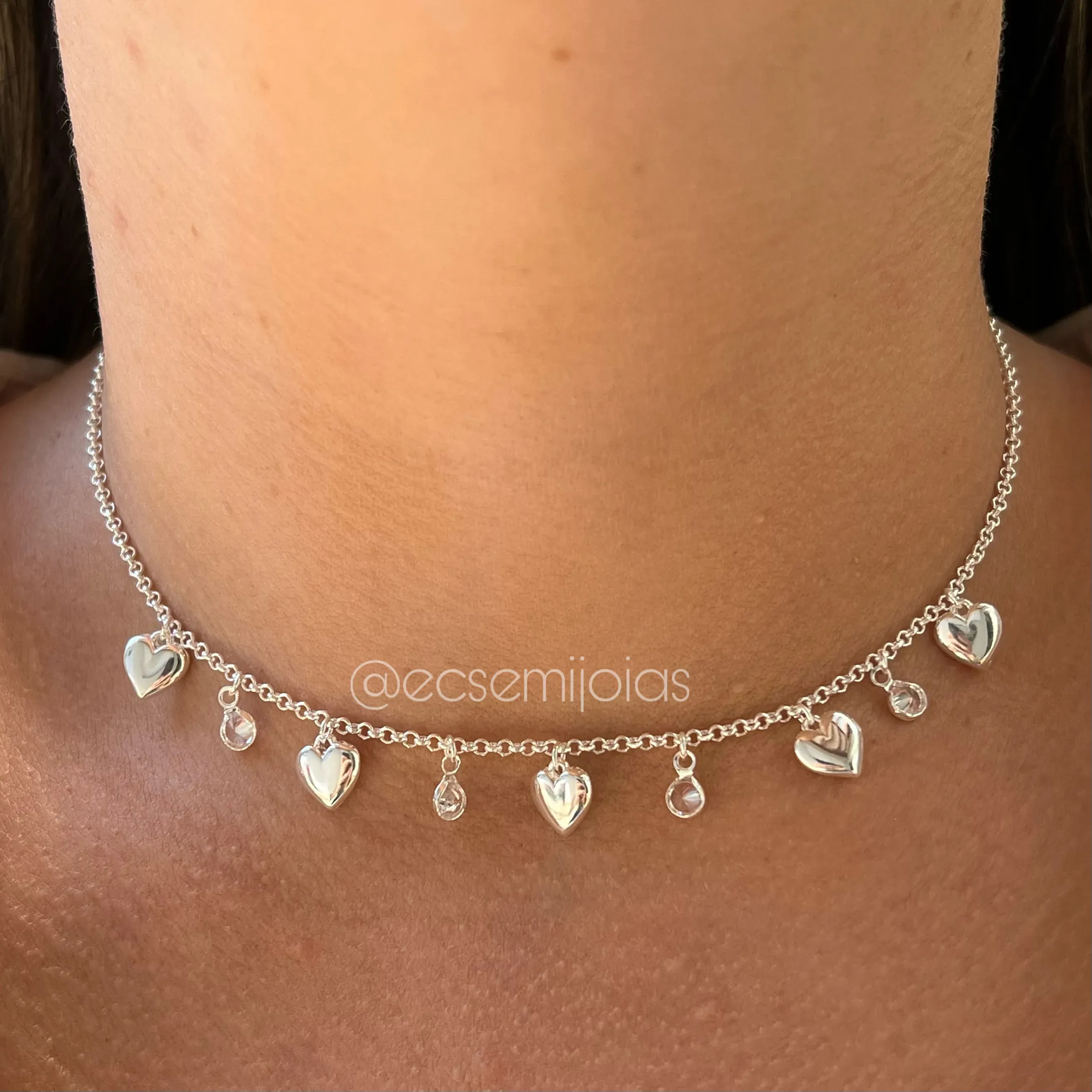 Choker com corações lisos e zircônias penduradas - banhado a prata 925
