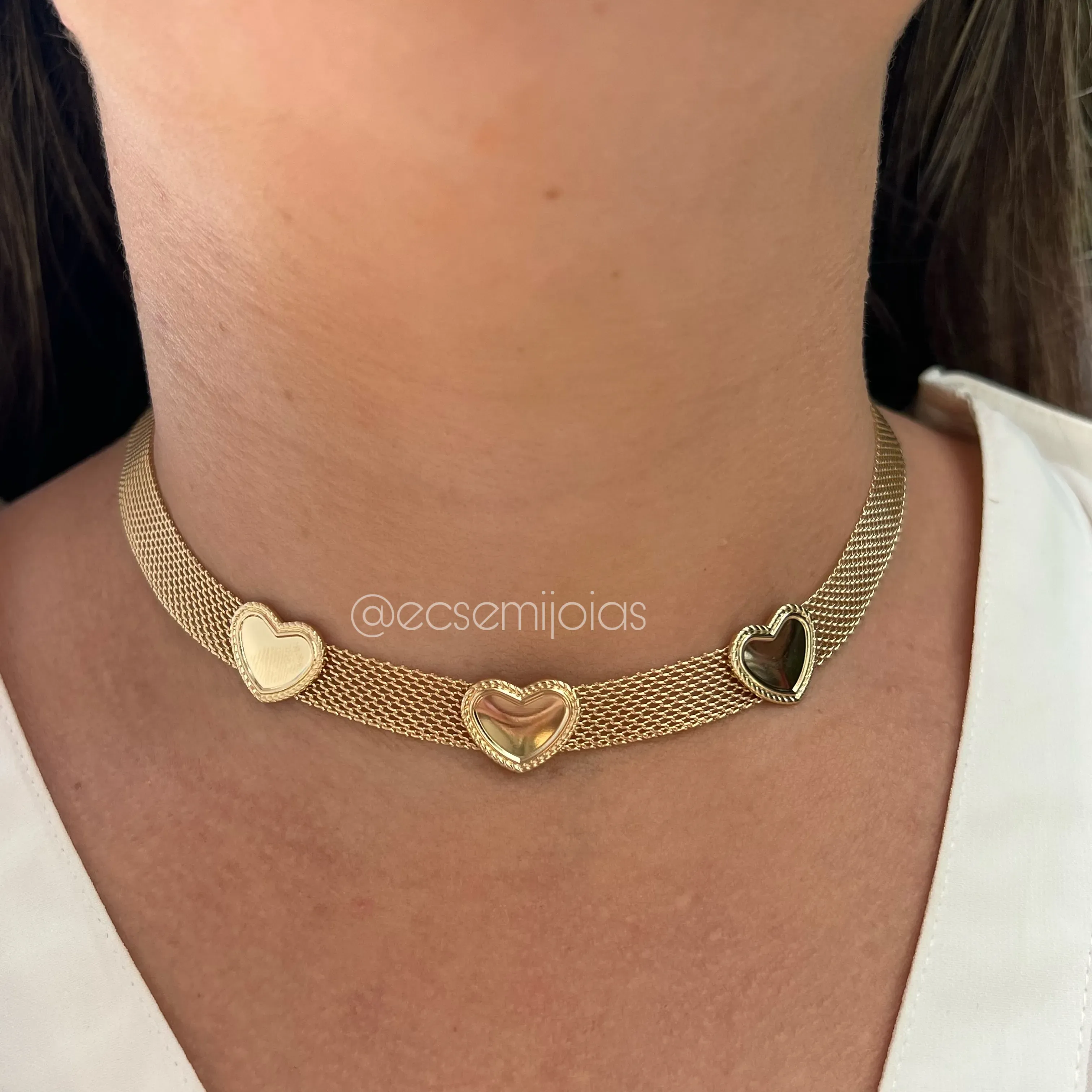 Choker de fita vazada 9mm com 3 corações lisos - 32cm + extensor - banhado a ouro 18k