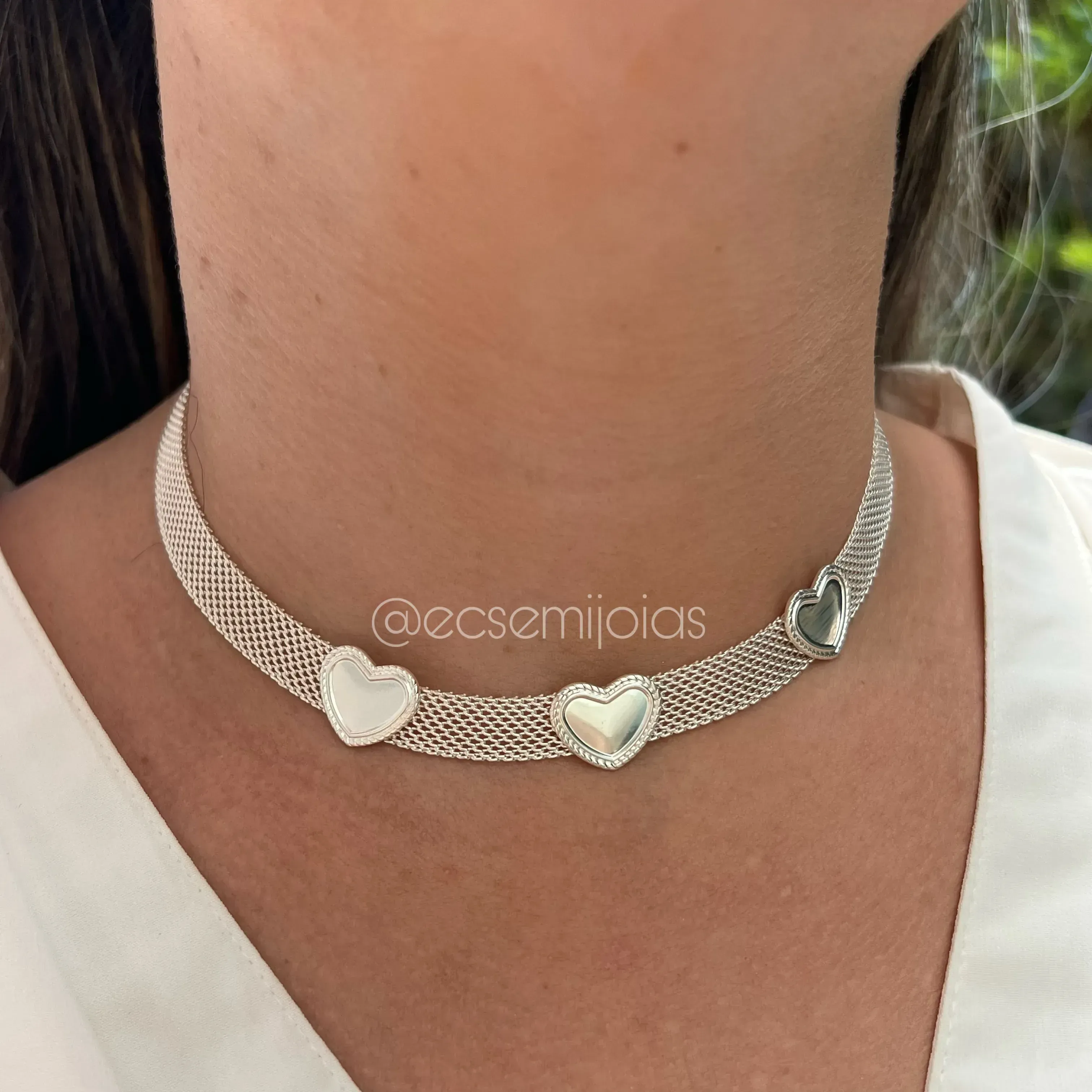 Choker de fita vazada 9mm com 3 corações lisos - 32cm + extensor - banhado a prata 925