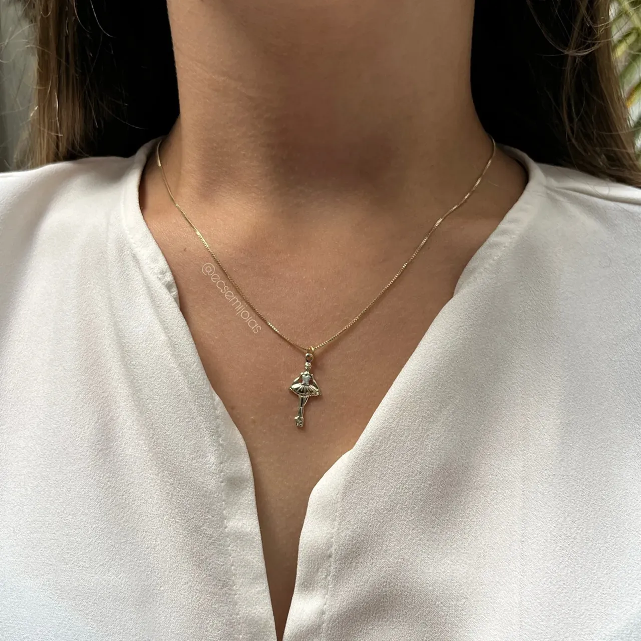 Colar com bailarina - 45 cm - banhado a ouro 18k