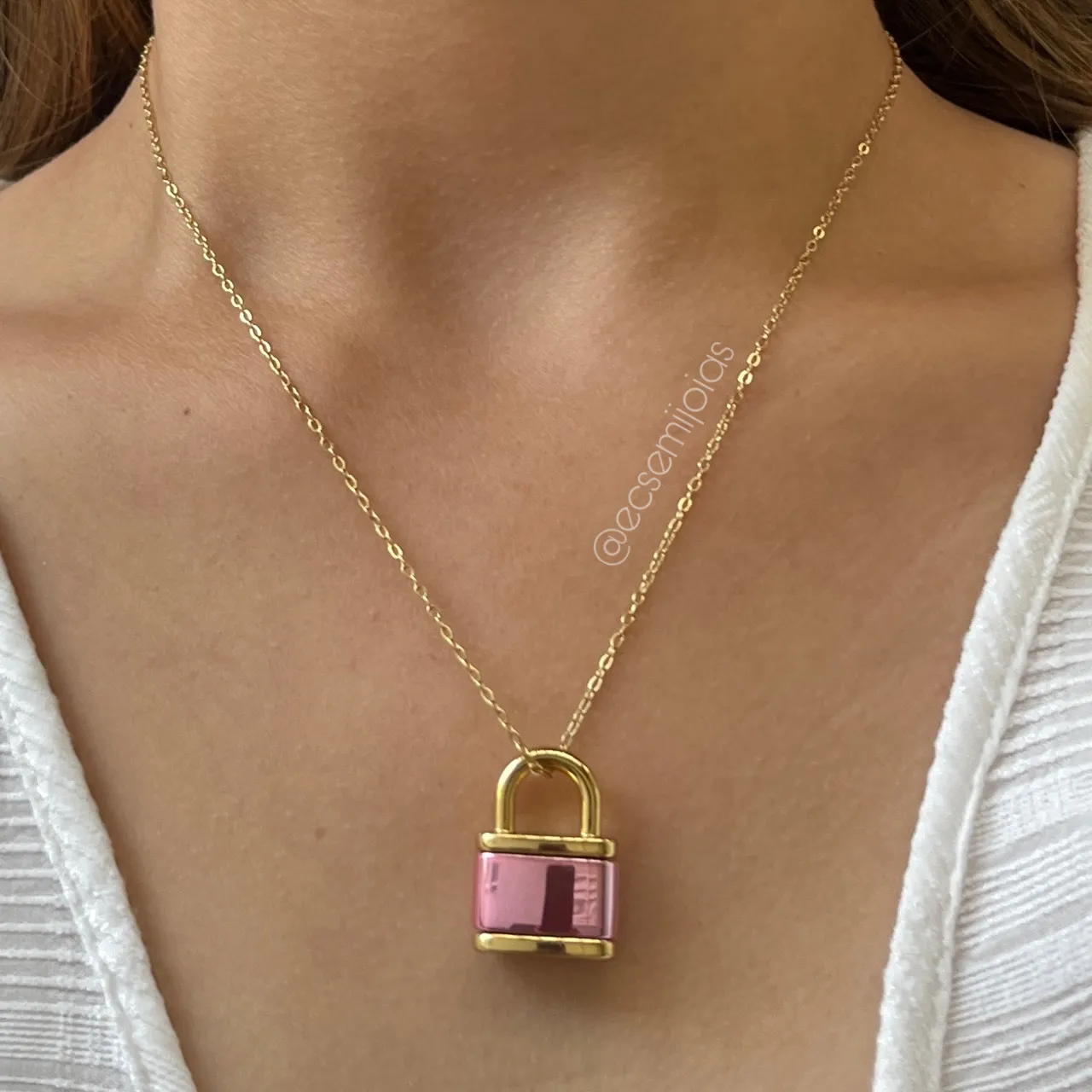 Colar com cadeado com pink verniz - 45cm - Banhado a ouro 18k
