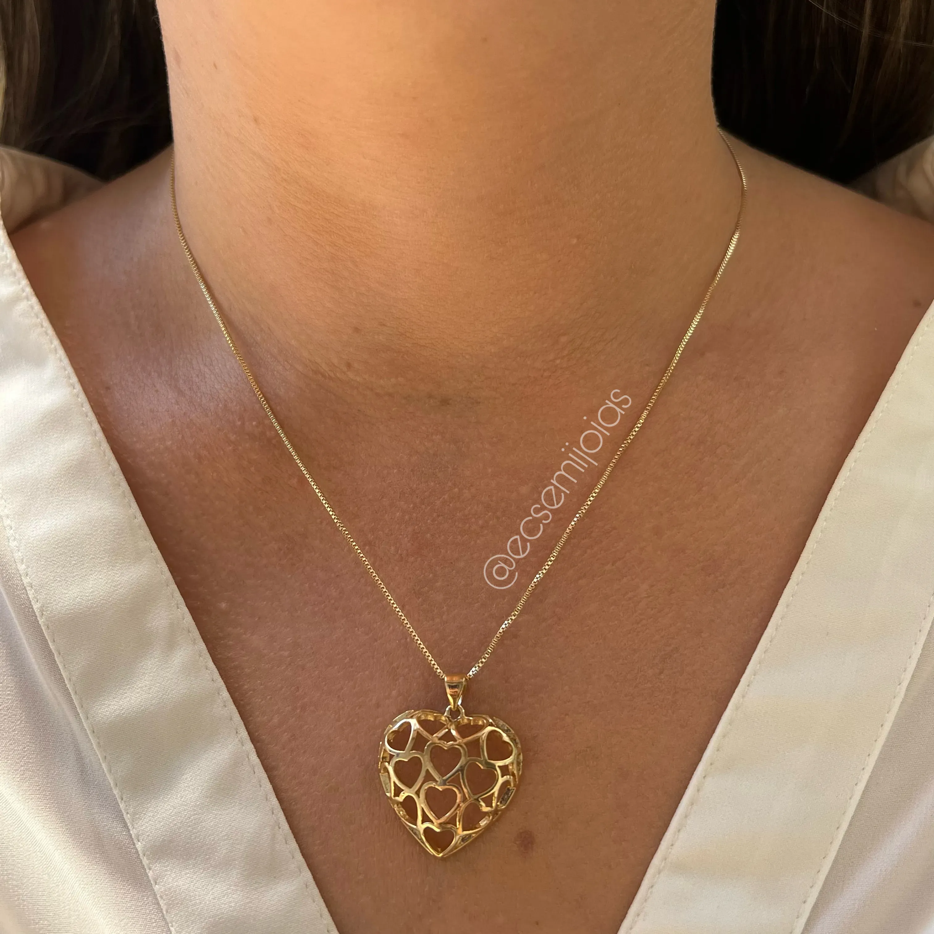 Colar com coração vazado com vários corações menores dentro - banhado a ouro 18k