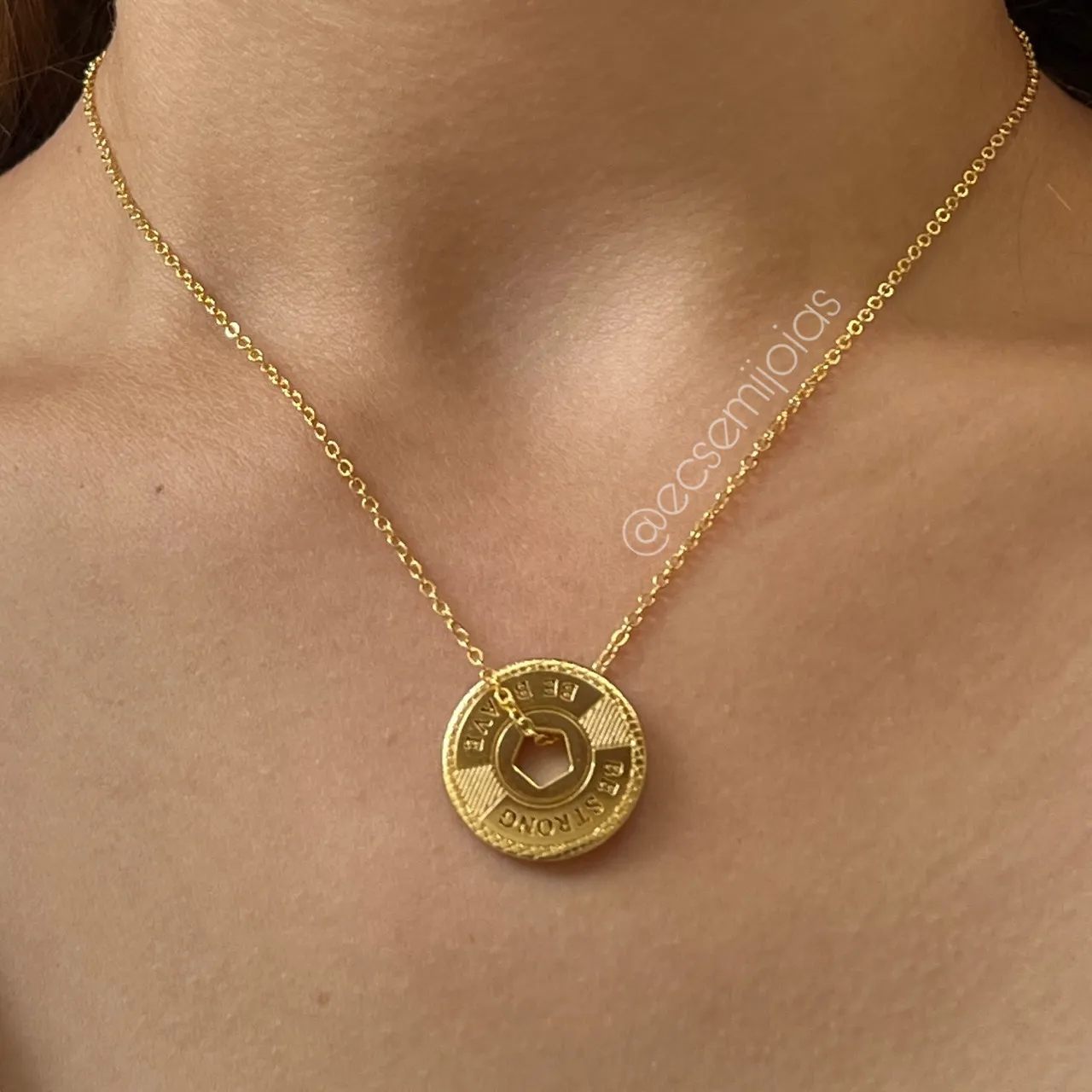Colar moeda BE STRONG BE BRAVE - 45cm - Banhado a ouro 18k