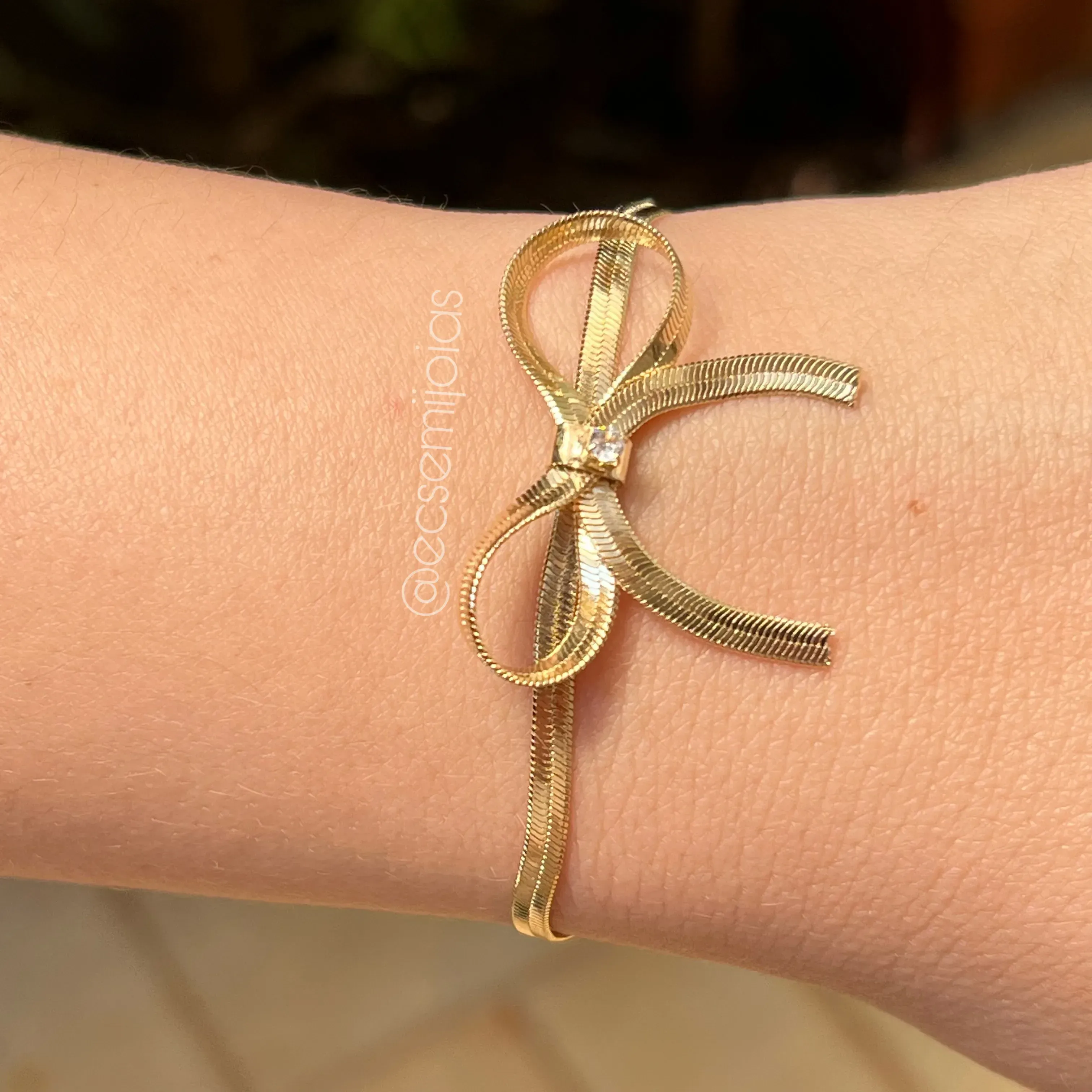 Pulseira de fita 3mm com laço no centro e 1 zircônia - 16cm + 5cm de extensor - banhado a ouro 18k
