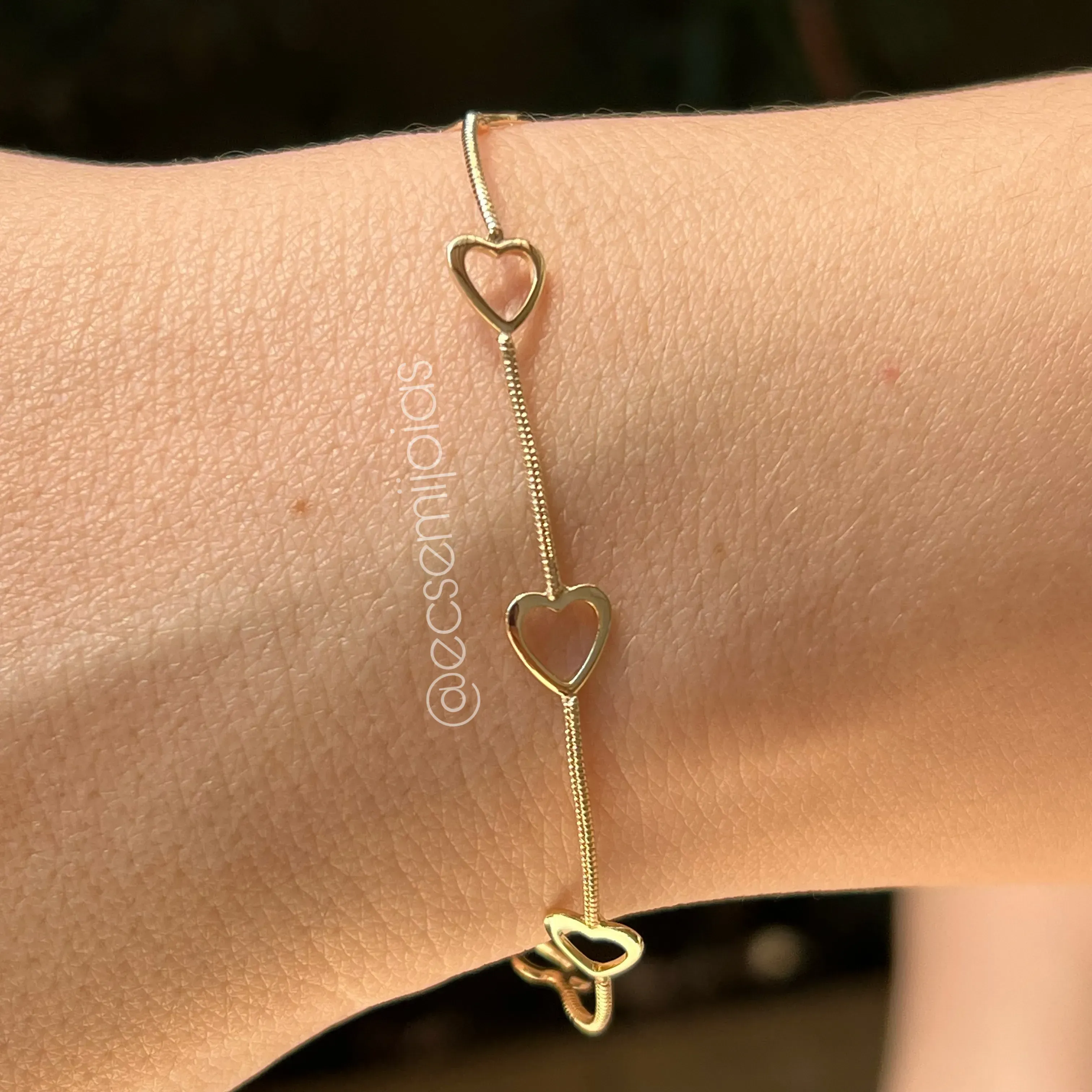 Pulseira elo rabo de rato 1mm com 6 corações lisos vazados - 18cm - banhado a ouro 18k