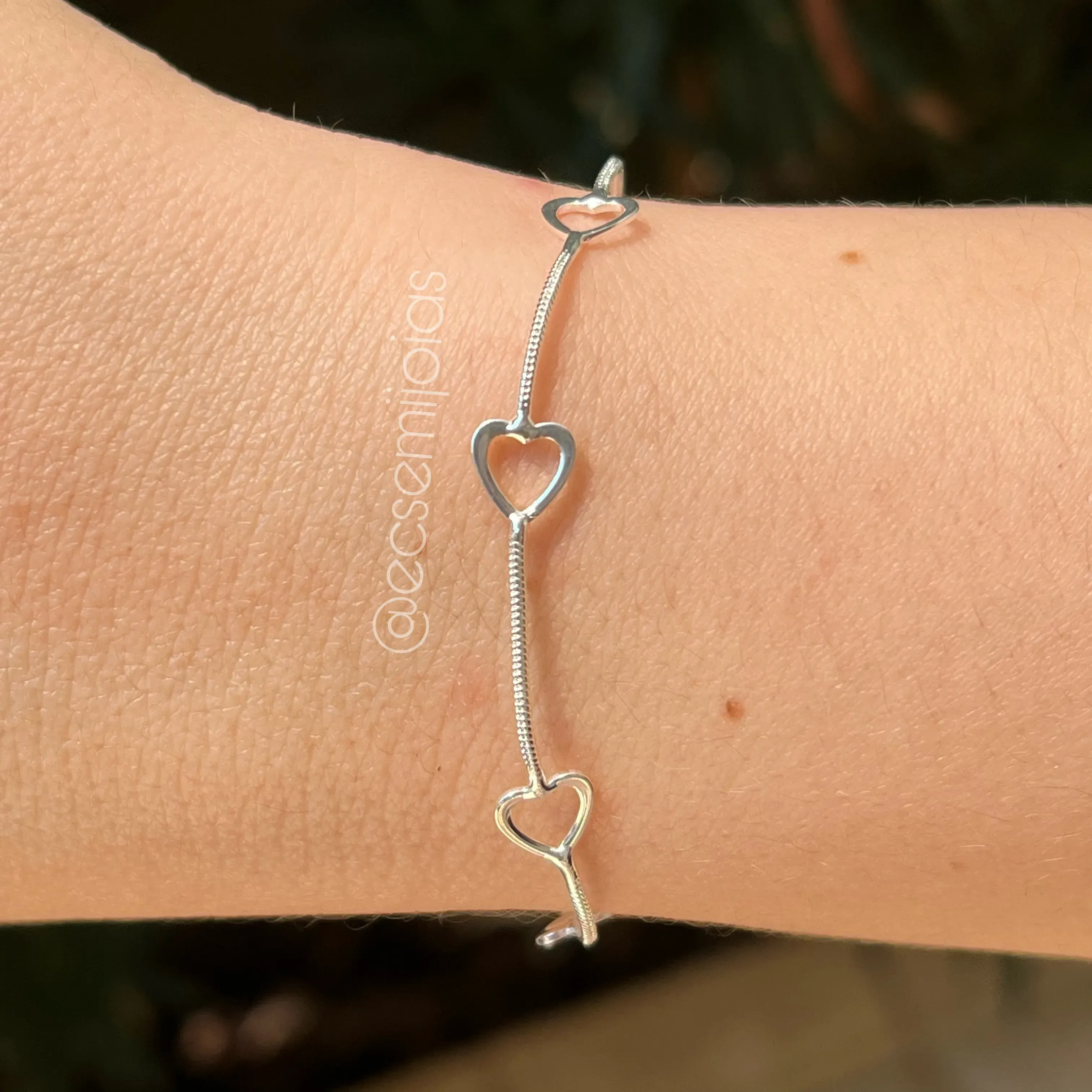 Pulseira elo rabo de rato 1mm com 6 corações lisos vazados - 18cm - banhado a prata 925