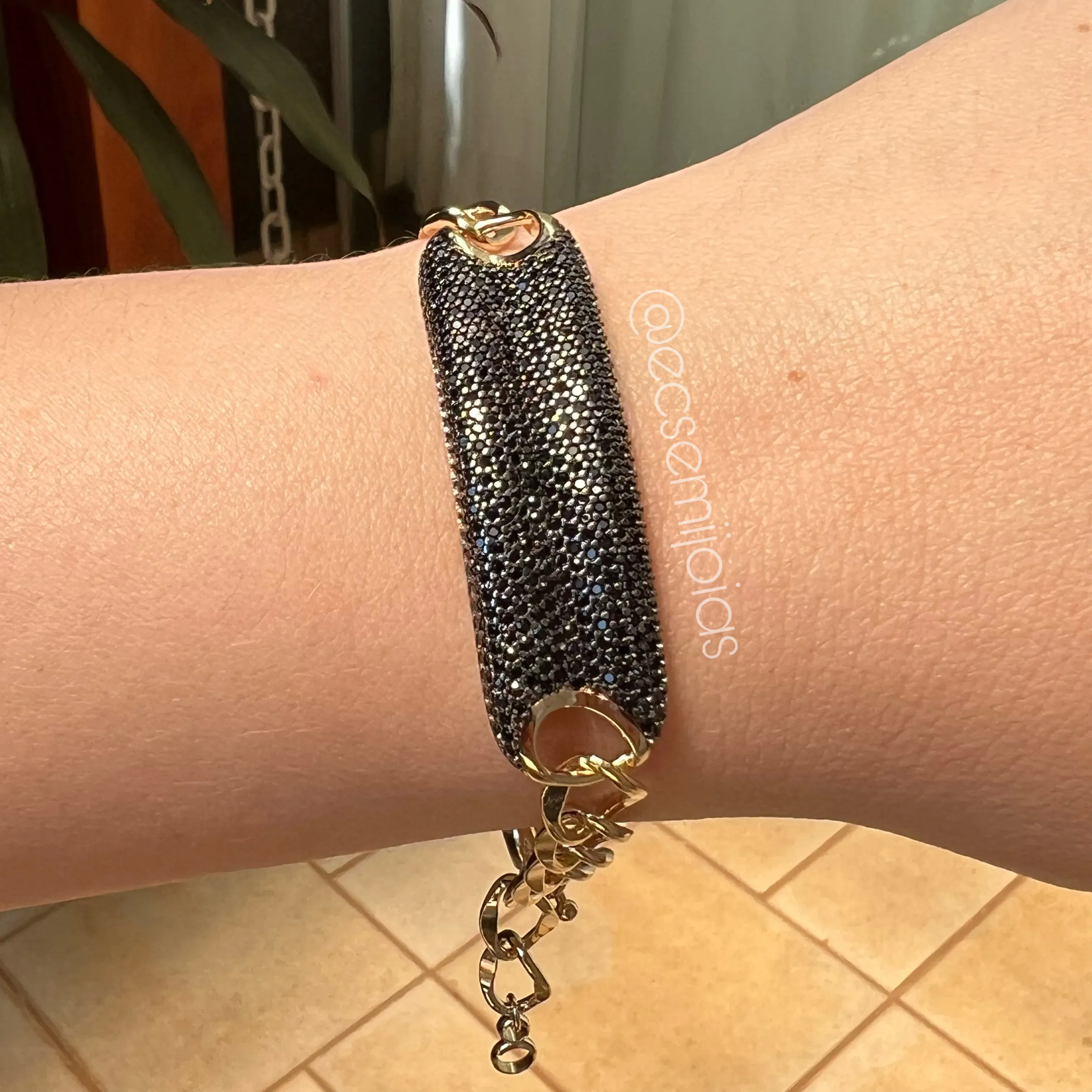 Pulseira placa retangular cravejada com elos maiores - 22cm - banhado a ouro 18k