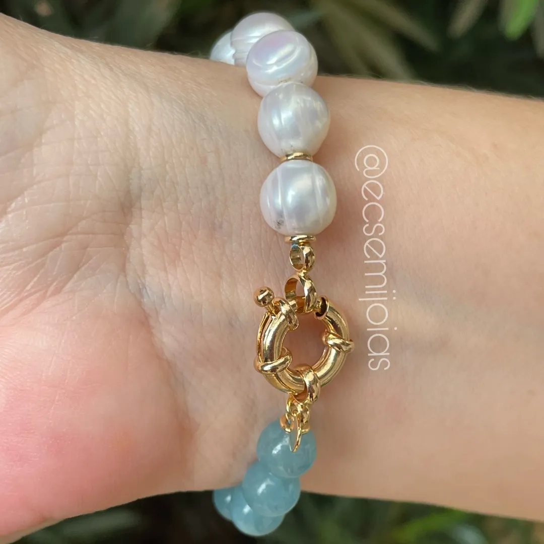 Pulseira com moeda com infinito cravejado e pedras naturais redondas + pérolas de água doce - 18cm - banhado a ouro 18k