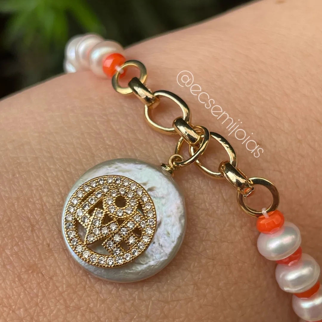 Pulseira com pingente em madrepérola com LOVE cravejado e pedras naturais redondas + pérolas de água doce - 19cm - banhado a ouro 18k