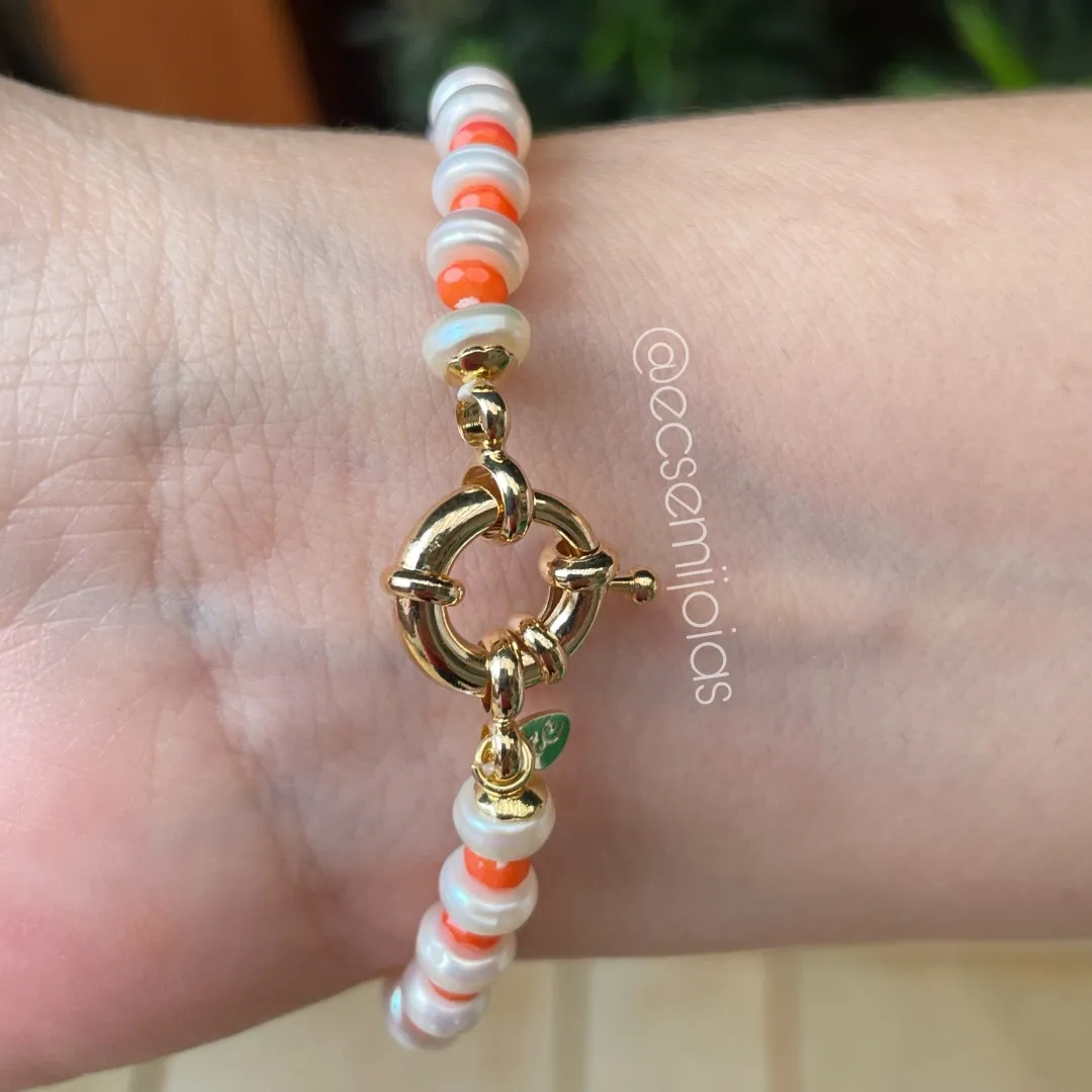 Pulseira com pingente em madrepérola com LOVE cravejado e pedras naturais redondas + pérolas de água doce - 19cm - banhado a ouro 18k