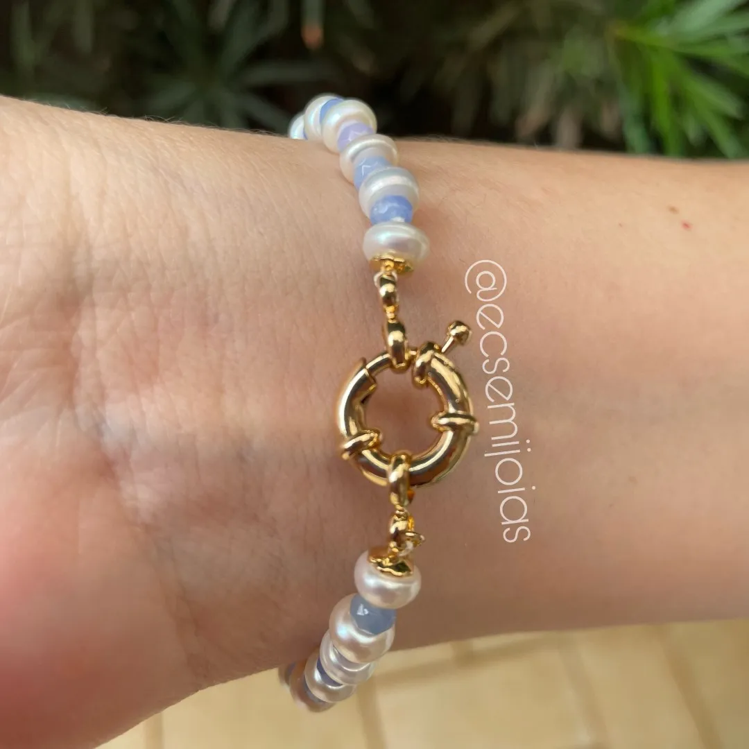 Pulseira com pingente em madrepérola com LOVE cravejado e pedras naturais redondas + pérolas de água doce - 19cm - banhado a ouro 18k