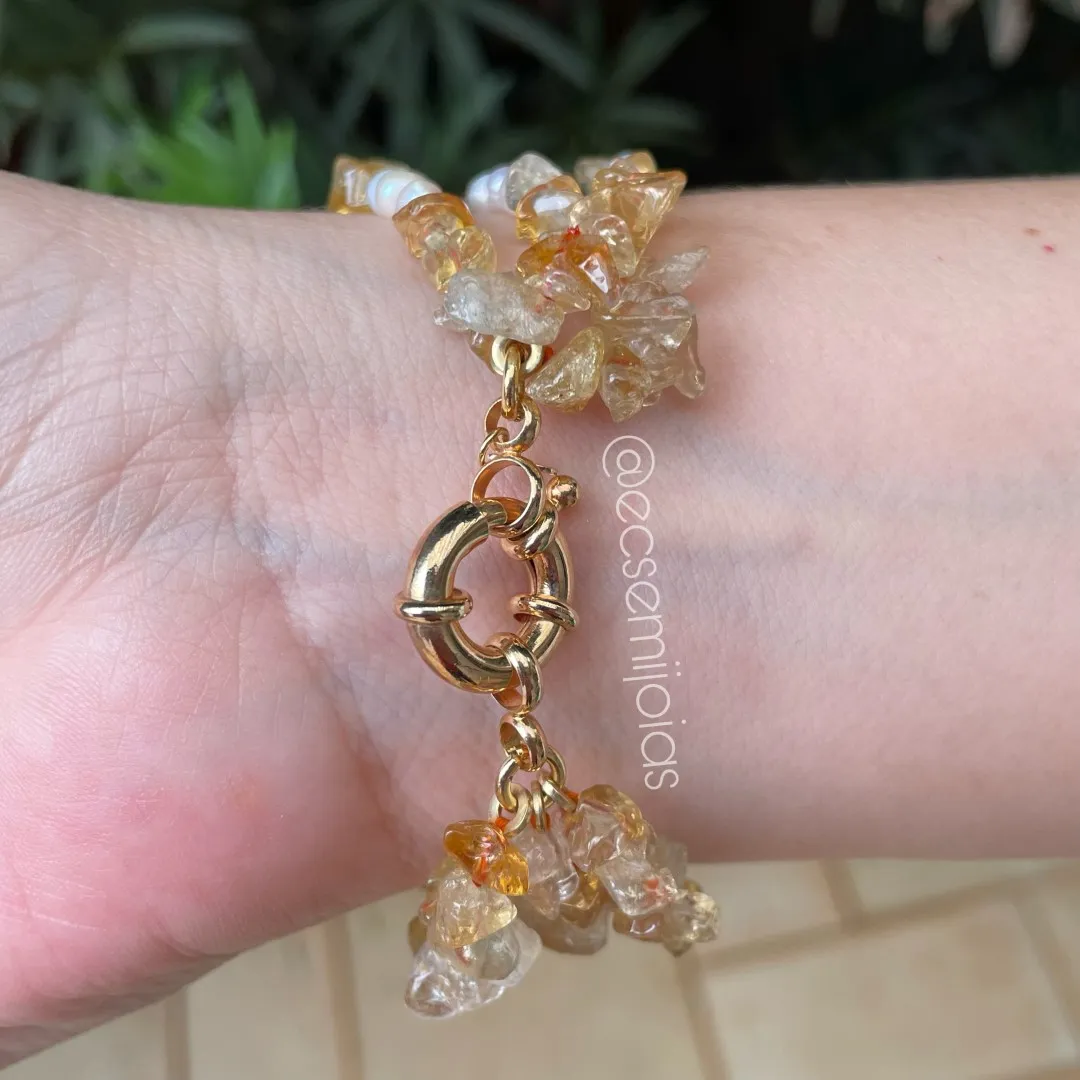 Pulseira com 3 fios com pedras de tamanhos variados e pérolas de água doce - 20cm - banhado a ouro 18k