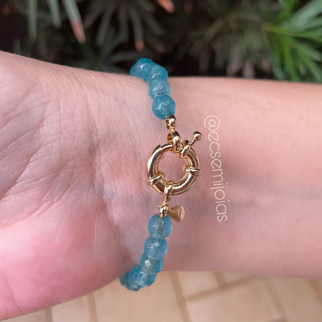 Pulseira com triângulo cravejado no centro e pedras naturais redondas - 19cm - banhado a ouro 18k