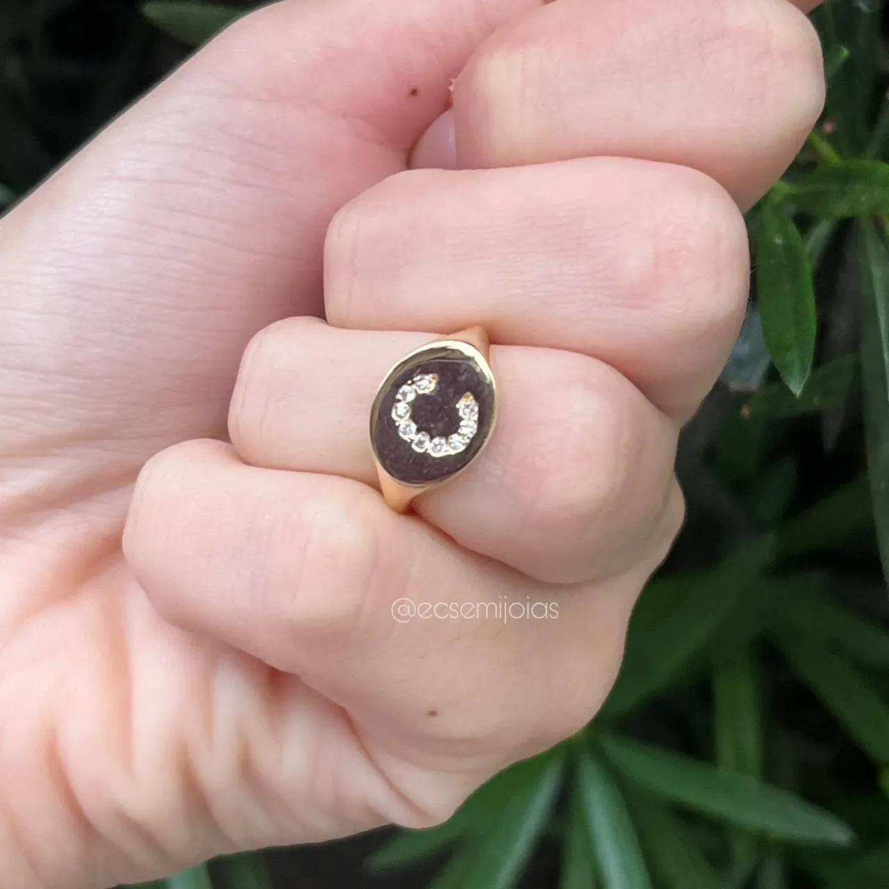 Anel de dedinho com letra cravejada - banhado a ouro 18k