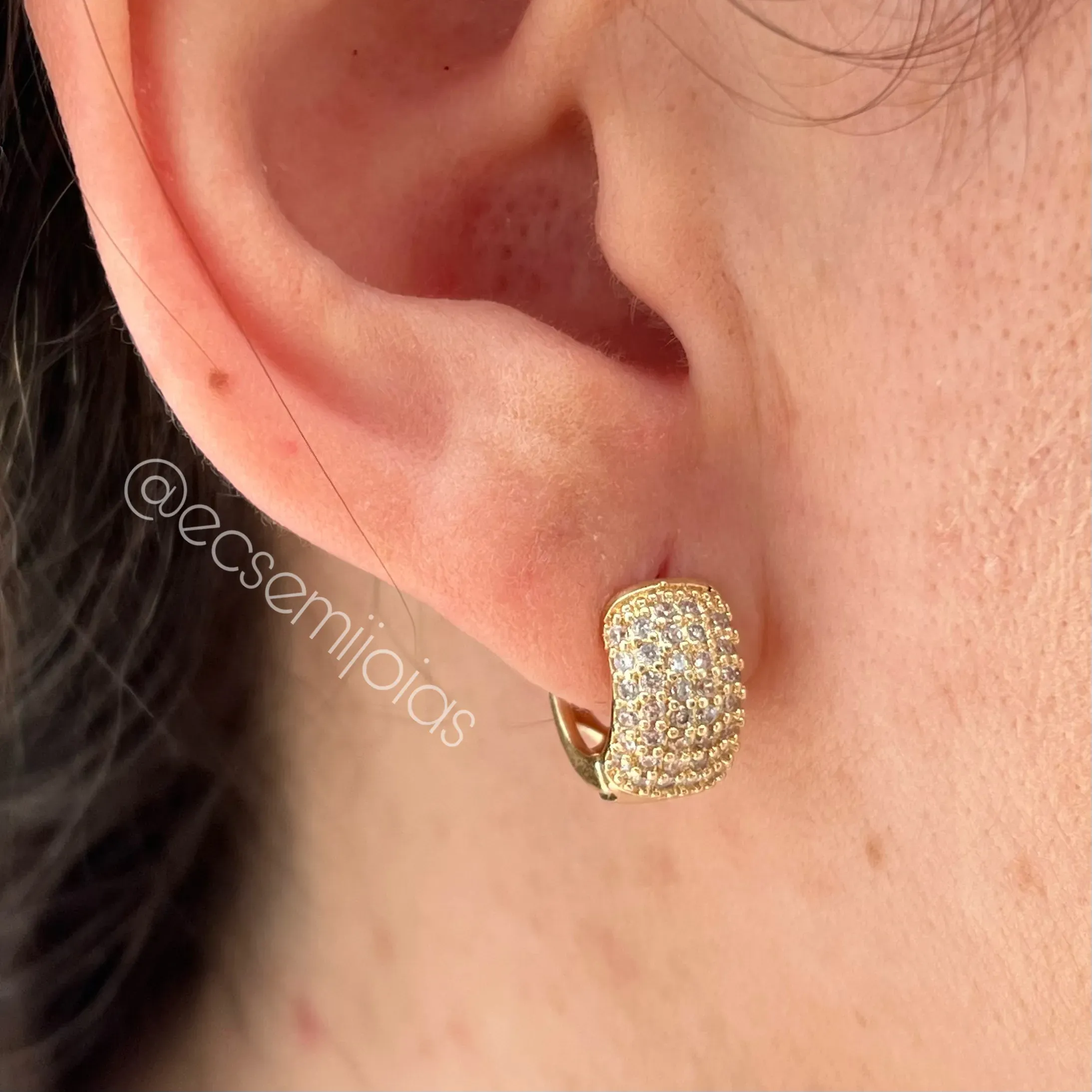Argola tranqueta cravejada com 6 fileiras cravejadas - 8x14mm - banhado a ouro 18k
