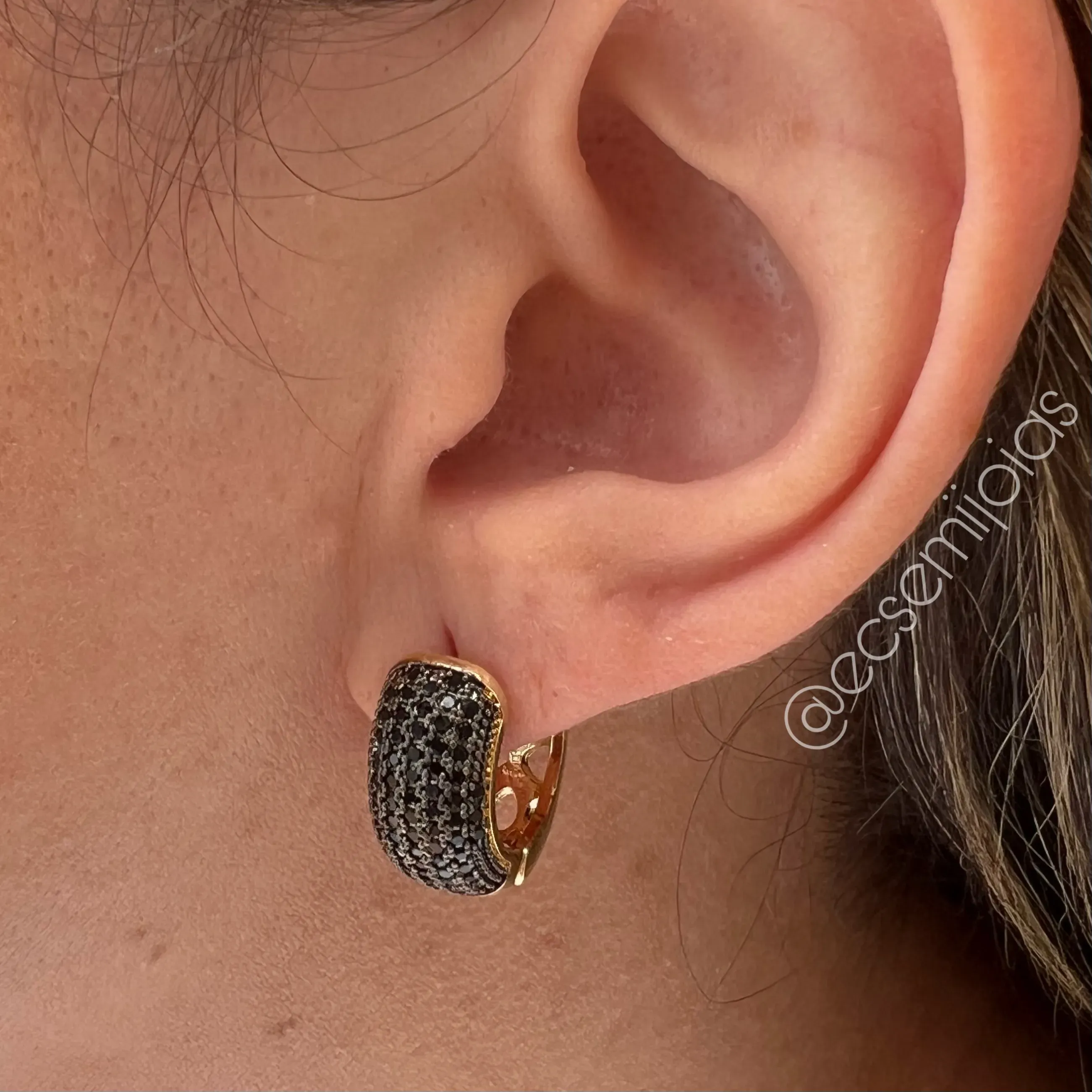 Brinco argola cravejada 7 fileiras G - 9x25mm - banhado a ouro 18k