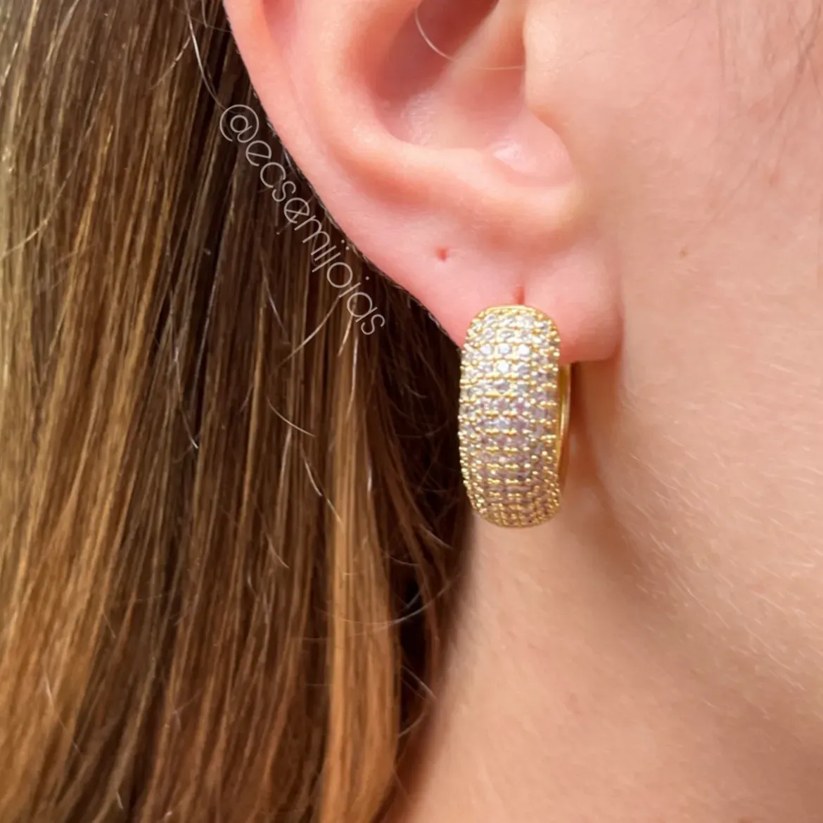 Brinco argola cravejada 7 fileiras G - 9x25mm - banhado a ouro 18k