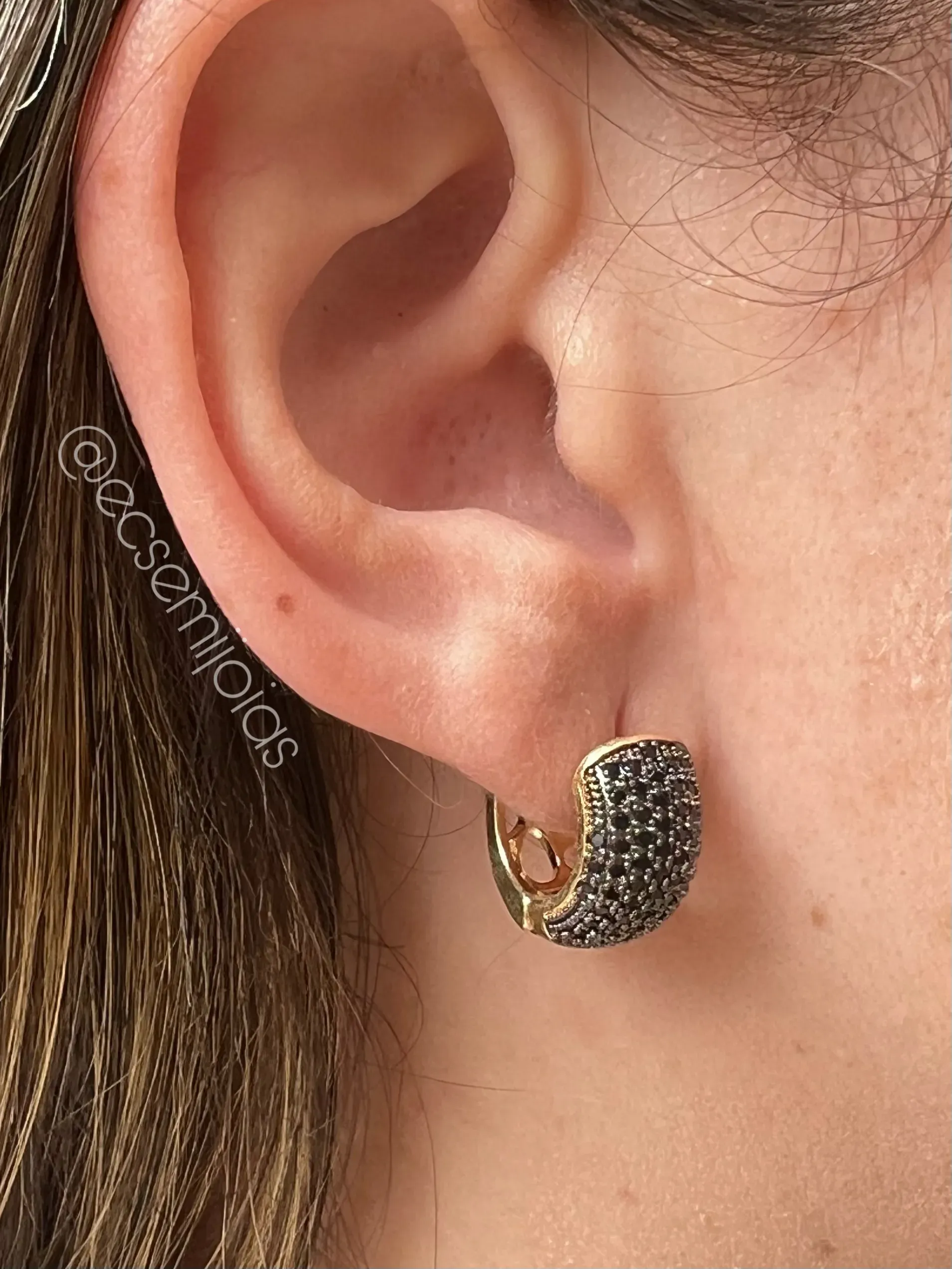 Brinco argola cravejada 7 fileiras M - 8x20mm - banhado a ouro 18k