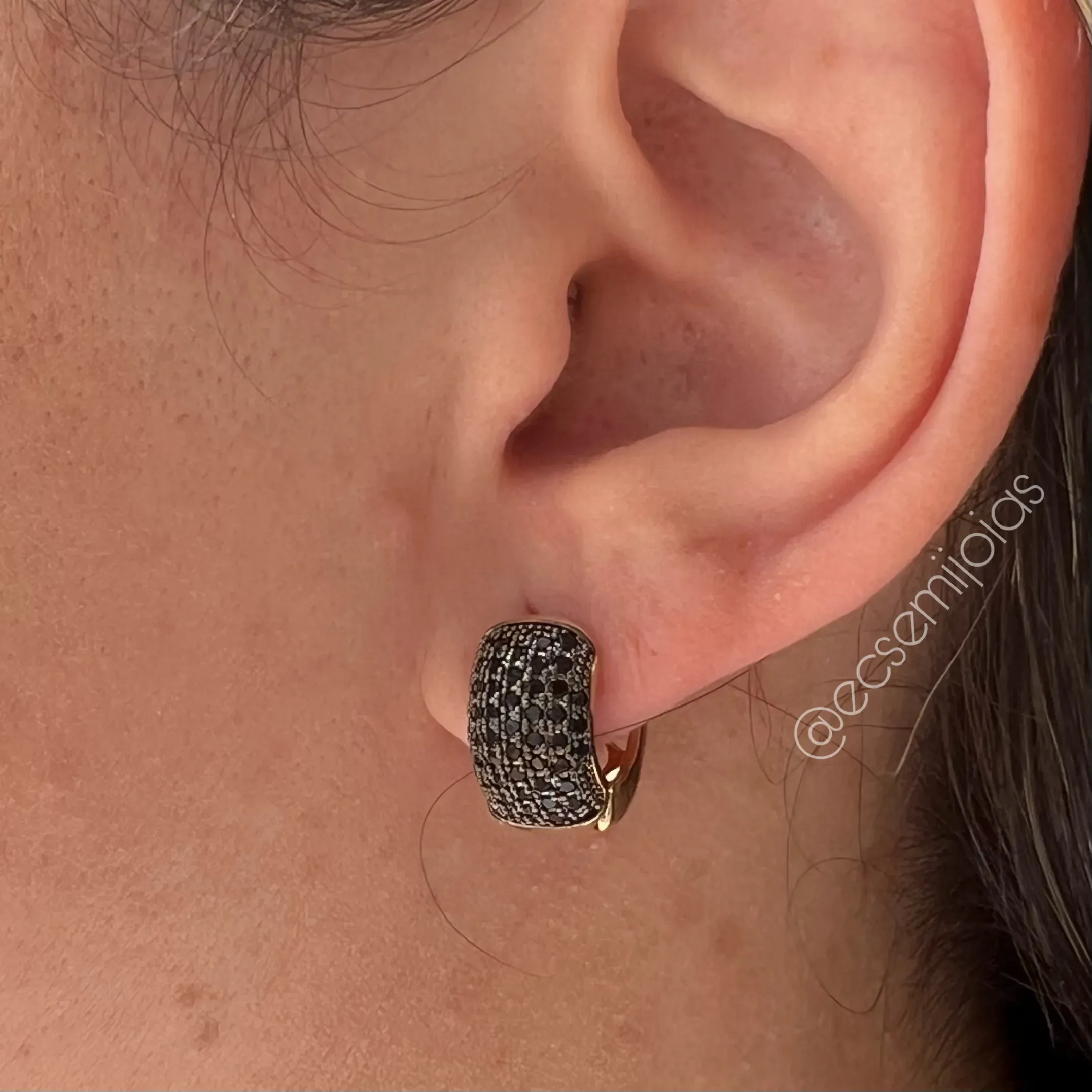 Brinco argola cravejada 7 fileiras P - 6x15mm - banhado a ouro 18k