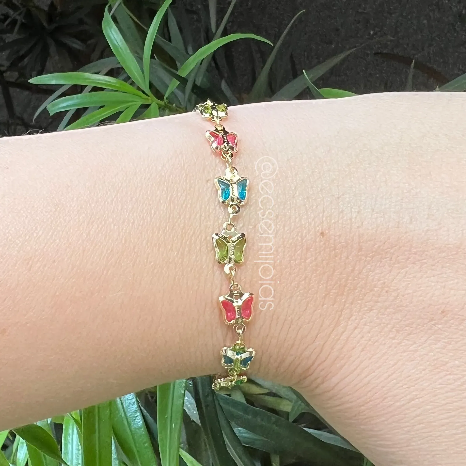 Pulseira com borboletas coloridas - 15cm + extensor 5cm - banhado a ouro 18k