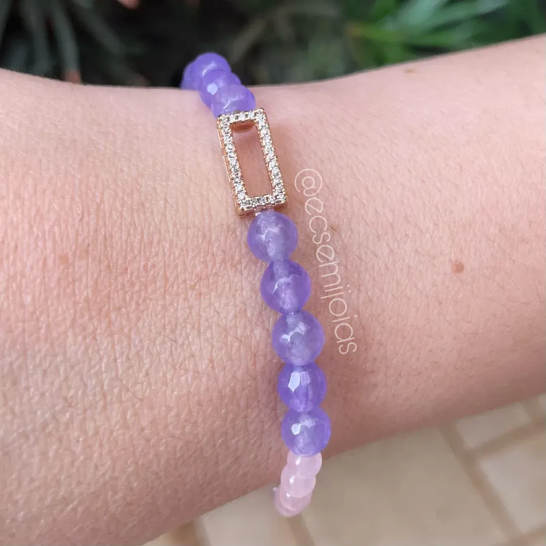 Pulseira com pedras naturais redondas e retângulo cravejado vazado no centro - 18,5cm - banhado a ouro 18k