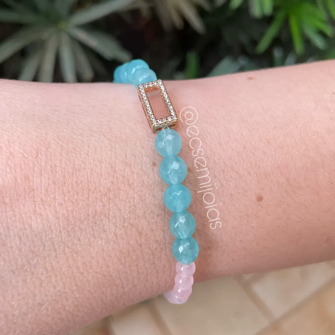 Pulseira com pedras naturais redondas e retângulo cravejado vazado no centro - 18,5cm - banhado a ouro 18k