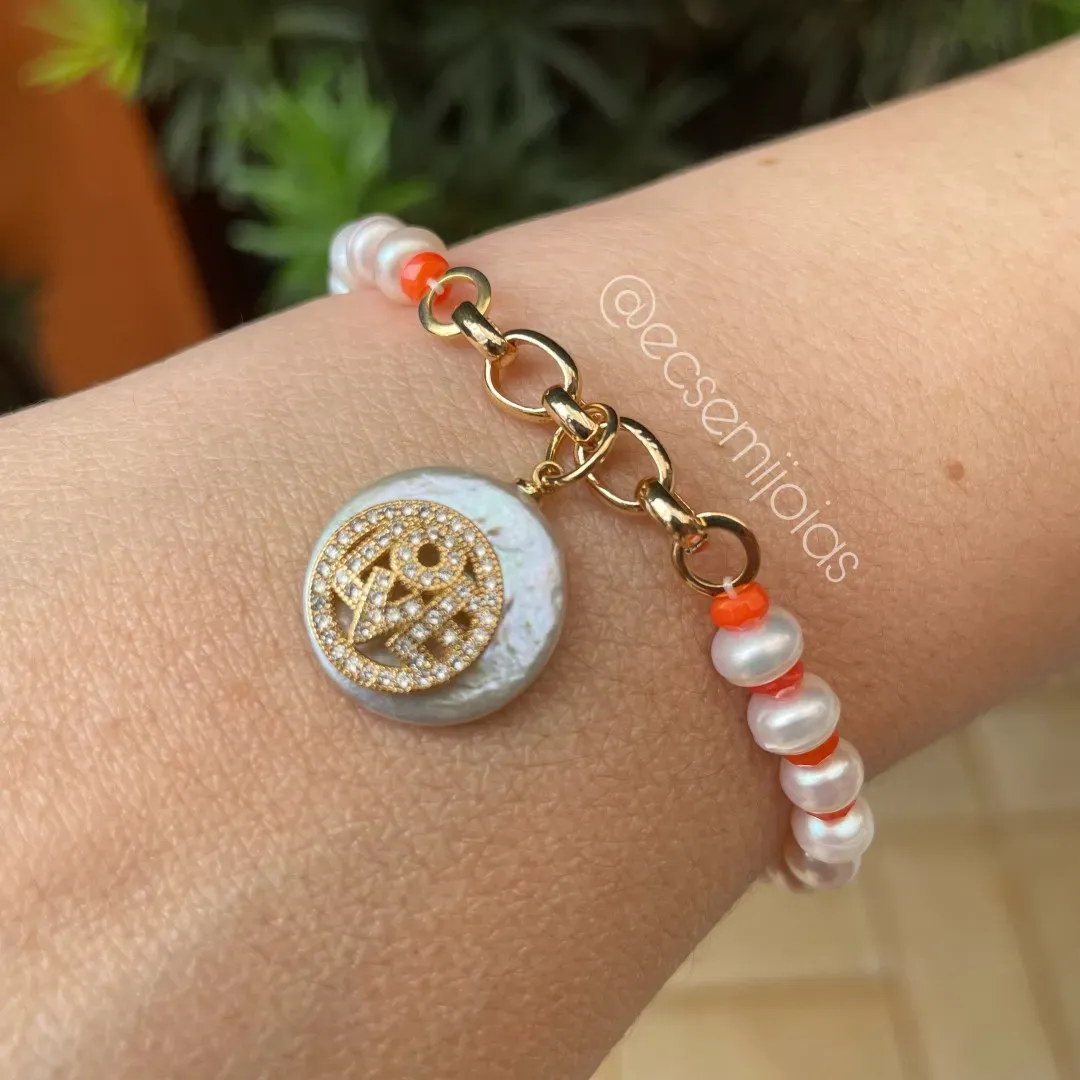 Pulseira com pingente em madrepérola com LOVE cravejado e pedras naturais redondas + pérolas de água doce - 19cm - banhado a ouro 18k