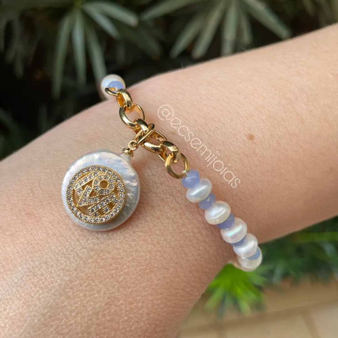Pulseira com pingente em madrepérola com LOVE cravejado e pedras naturais redondas + pérolas de água doce - 19cm - banhado a ouro 18k