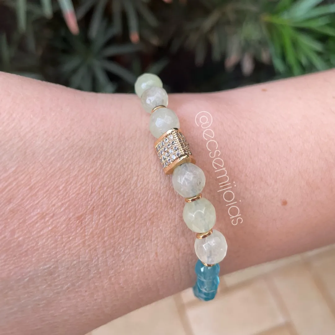 Pulseira com triângulo cravejado no centro e pedras naturais redondas - 19cm - banhado a ouro 18k