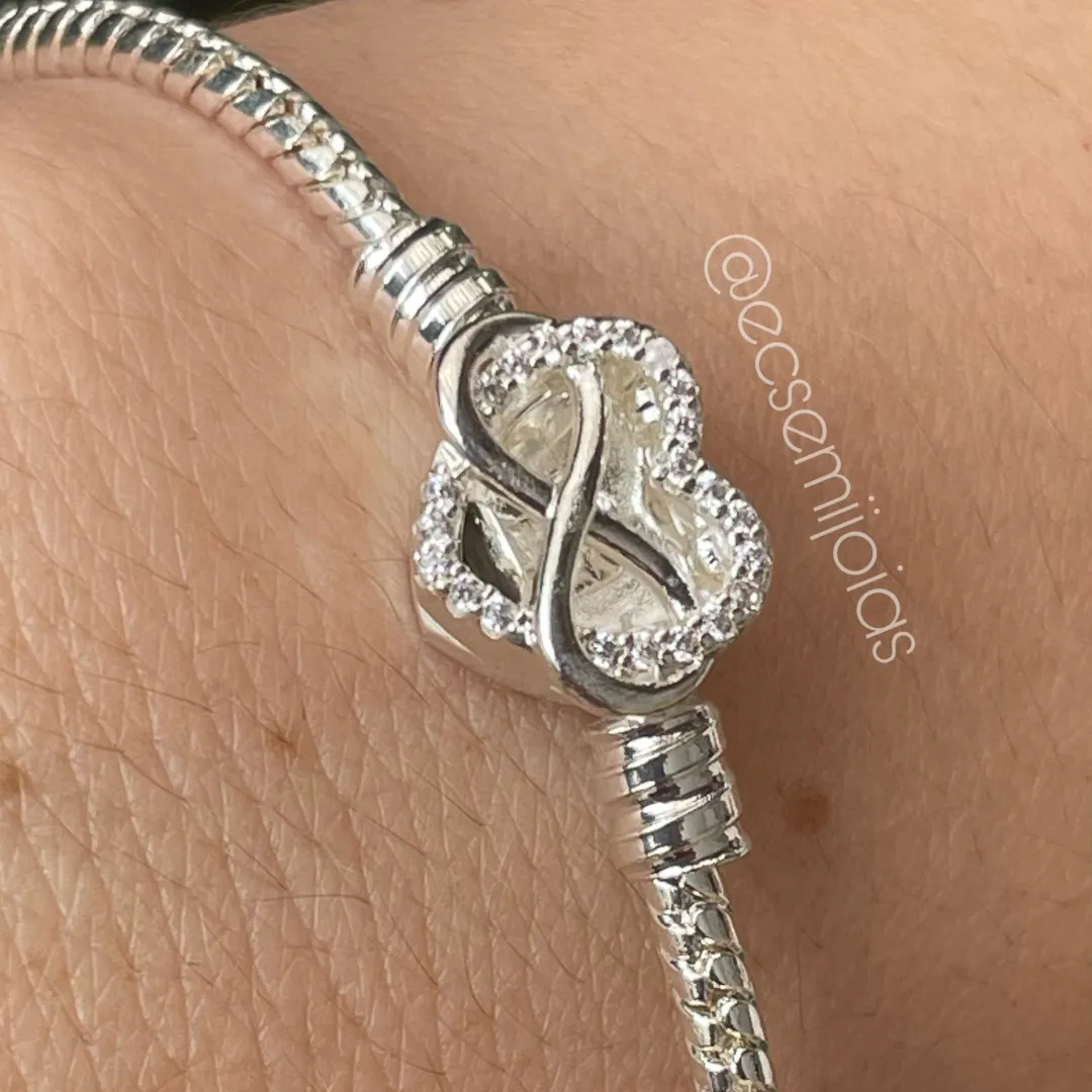 Pulseira para berloques com fecho de coração cravejado com infinito no meio - banhado a prata 925