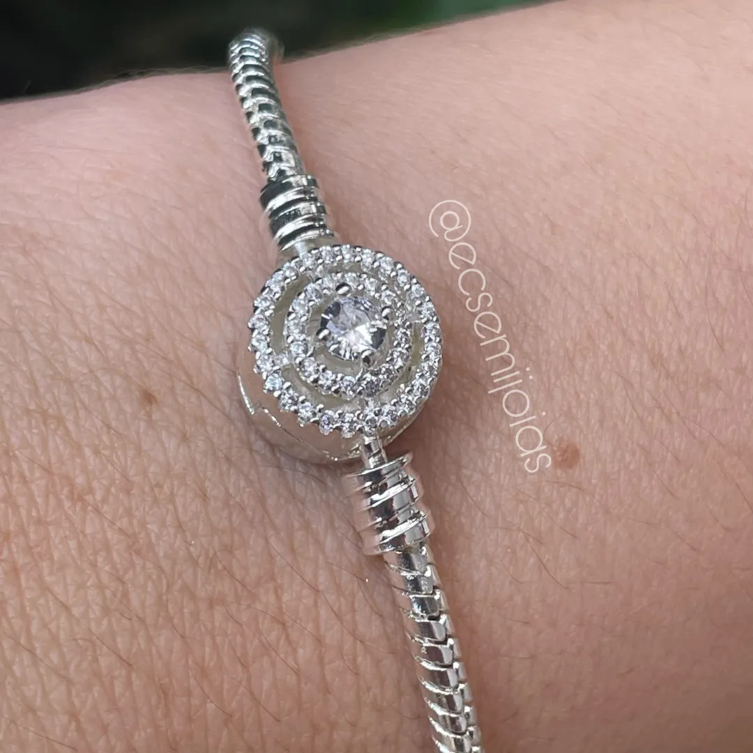 Pulseira para berloques com fecho redondo cravejado com zircônia maior no centro - banhado a prata 925