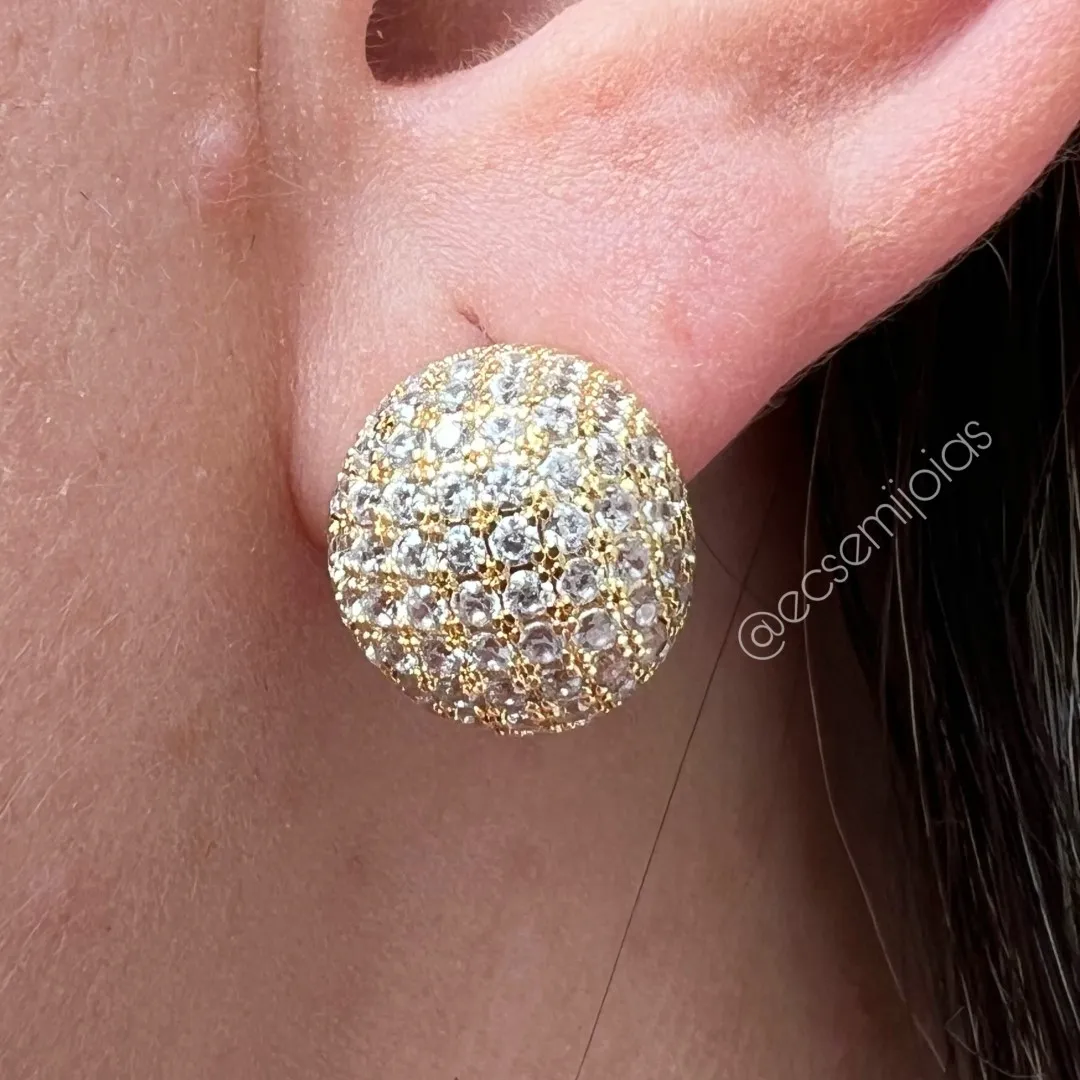 Brinco de bola cravejada - 13,5mm - banhado a ouro 18k